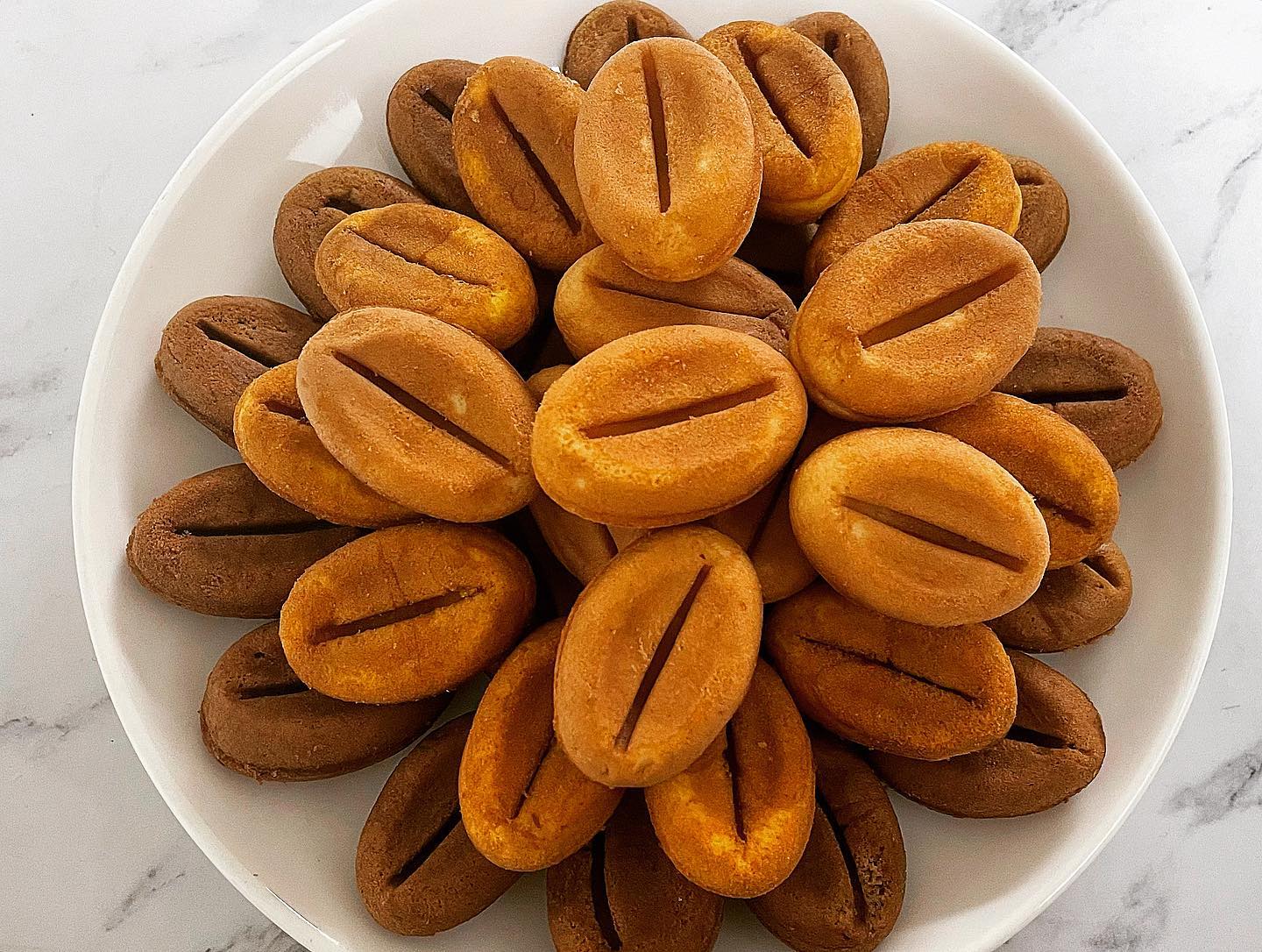 #협찬 

혹시 울님들 커피콩빵 아시나요?
저 이빵 완전 완저니 좋아하는데
맛이 다양하게 나오는건 
요거때매 알았어요 -!
강릉에서 유명한 콩빵
플레인,바나나,커피,슈크림까지
하나하나 다 맛있는데
특히 플레인과 커피가 제스타일❤️

냉동보관 했다가 전자렌지에 1분이면 완성✔️
먹기도 너무 간편한데 맛도 보장합니다 ㅎㅎ
손님 오셨을때 간식으로 내놓기도 좋더라구요!!

진짜 이빵은 꼭 드셔보세요 !!

rnrkorea 

#커피콩빵 #강릉커피콩빵 #커피콩빵맛집 #콩빵맛집 #빵그램 #빵스타그램 #빵지순례 #디저트먹방 #간식추천 #최애간식 #먹팔맞팔 #간식스타그램 #디저트맞팔 #콩빵그램 #빵순이 #강릉콩빵 #먹스타맞팔