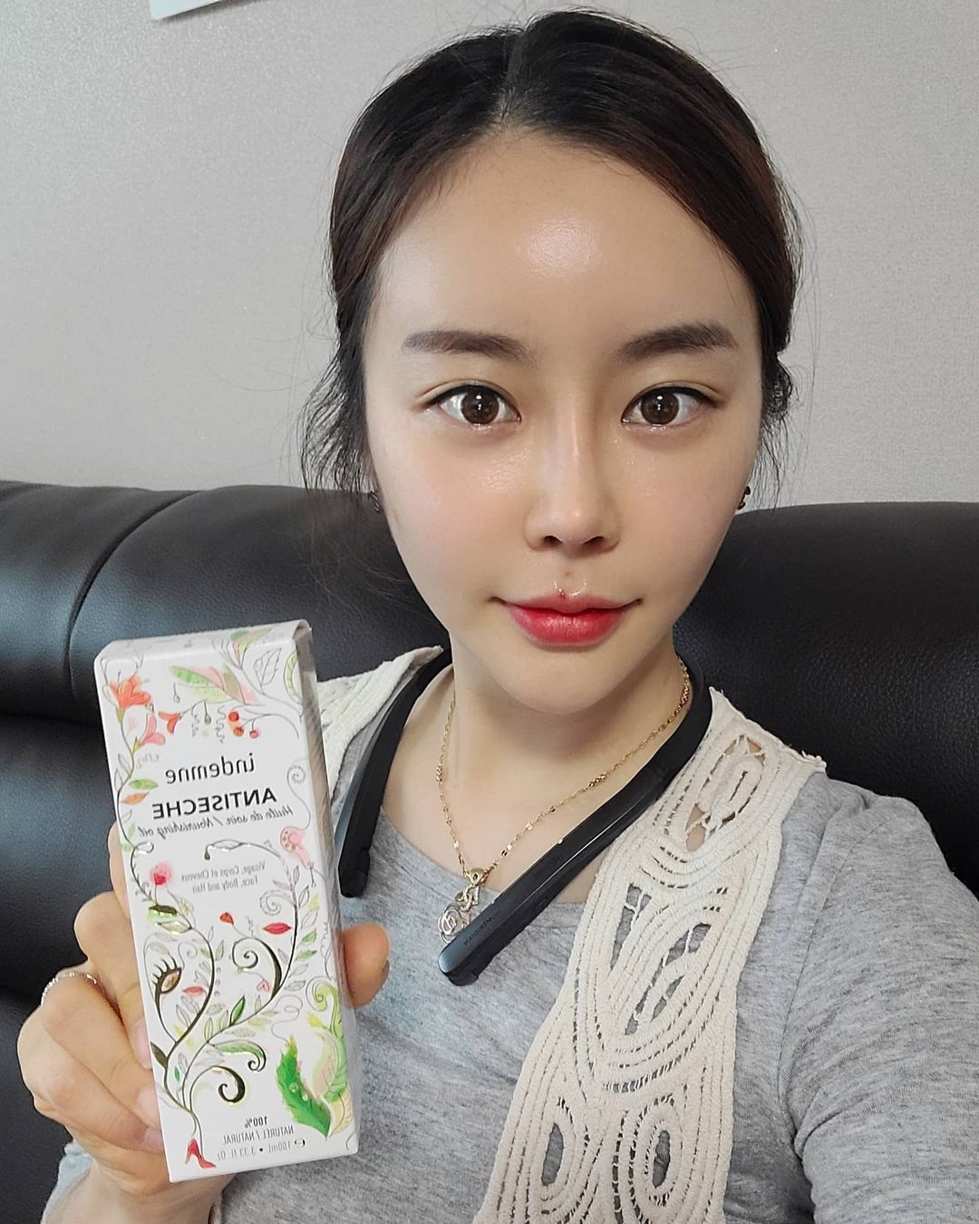  “지난번 마사지를 위해, 사용해본,, 엥뎀 멀티오일!! 바디 마사지에, 팔꿈치나 발 뒷꿈치 굳은살에, 건조한 얼굴이나 바디에,, 손상된 헤어에,, 모든 피부에 사용 가능한 멀티오일 스킨케어 3가지 아로마 에센셜오일 + 6가지 식물성오일 = 수분광채…”