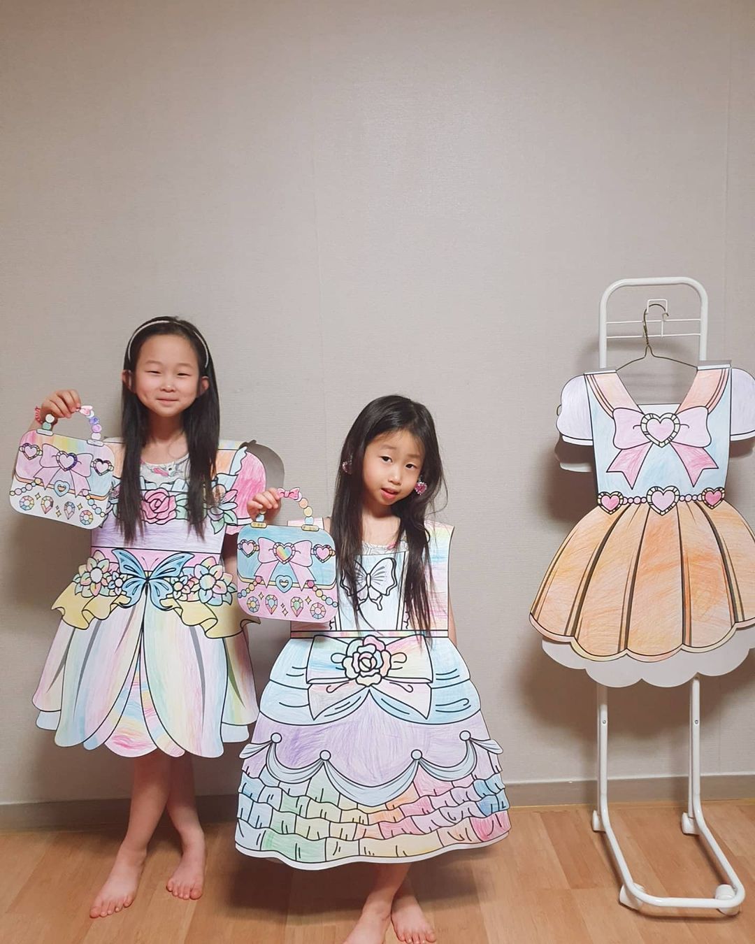  “#협찬 #유료광고 #디자인오 #대형종이옷#드레스색칠키트#로보트색칠키트#종이옷#색칠공부#집콕놀이#색칠놀이#한복색칠키트#어린이날선물#조카선물#딸선물#색칠놀이#종이옷색칠”