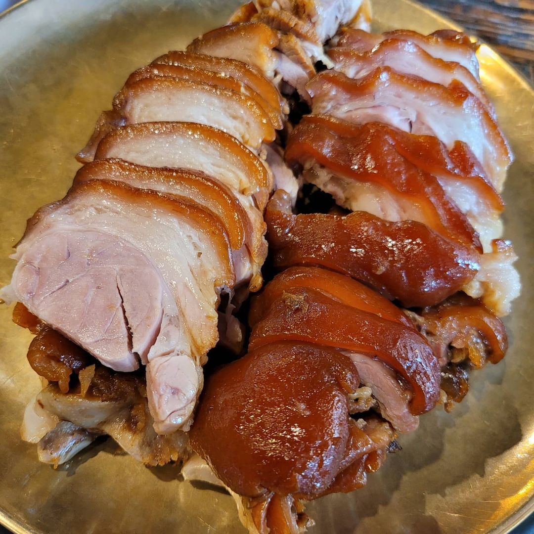  “#광고 #협찬 이번에 협찬받게되어 왕십리 족발맛집 호야네족발에 다녀왔습니다! 🍻 워낙 유명한 맛집이라 기대기대 족발은 적당이 따뜻하게 먹는걸 좋아하는데 그릇아래에 초를 켜주셔서 다 먹을때까지 온도가 딱좋았어요! 그리고 열기가 술엔 닿지않아 술은…”