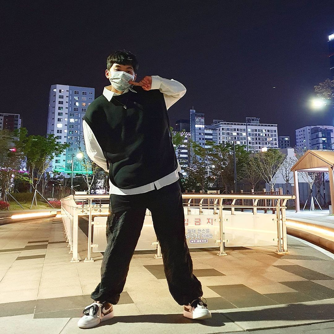  “#협찬 우리는 패션 인스타그래머아닌가요❓ 근데 누구나 착용하는 마스크 착용할꺼에요❓ 다양한 디자인의 목화솜 필터로 만든 코모드 디자인 마스크 어떤가요🔥🔥 장시간 착용해봤는데 입냄세도 안나고 썬크림바르고 다니는데 화장품 안묻어나오는거…”