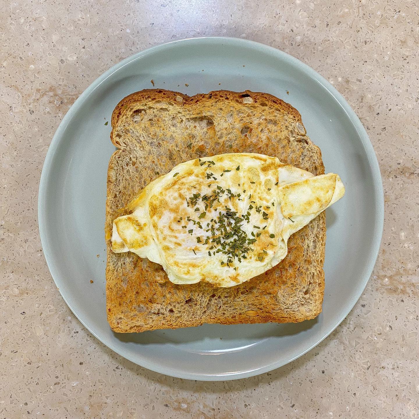 4월 28일 아침🍞✨
.
에어프라이어에 구운 통밀빵에 반숙 후라이 얹고 🍳
파슬리까지 톡톡 올리면 완성😋
이제 다시 열심히 올려야지🔥
.
#제티_식단 #통밀빵 #계란후라이 #로만밀통밀식빵 
#다이어터아침 #다이어트아침식단 #아침식단
