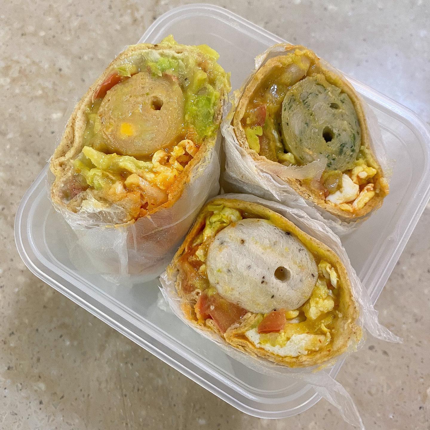 4월 28일 점심🥙
.
엄마랑 다이어트 시작하기로해서 3종류로 만들어서
반반 나눠먹은 닭가슴살 과콰몰리 또띠아롤💖
과채주스 하나 마셨더니 배불러서 두 조각만 먹기〰️❗️
완전 든든🔥
.
#제티_식단 #통밀또띠아 #통밀또띠아롤 #또띠아롤 
#다이어터점심 #다이어트점심식단 #점심식단