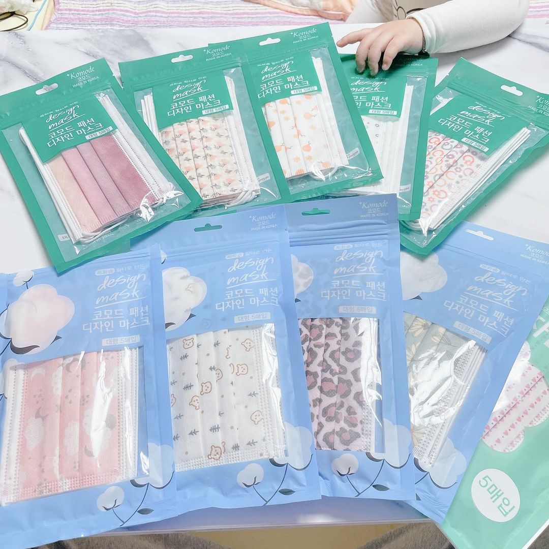  “#협찬 #광고 #제품협찬 코모드 디자인 마스크 국내산 목화솜필터 디자인 마스크 100% 국내산 자재 사용 자재가 100% 국내산이라니 믿고 쓸수 있고, 무엇보다 목화솜 필터라 부드럽고 착용감이 너무 좋아요! 5개씩 개별포장 되어 있어서 가방에…”
