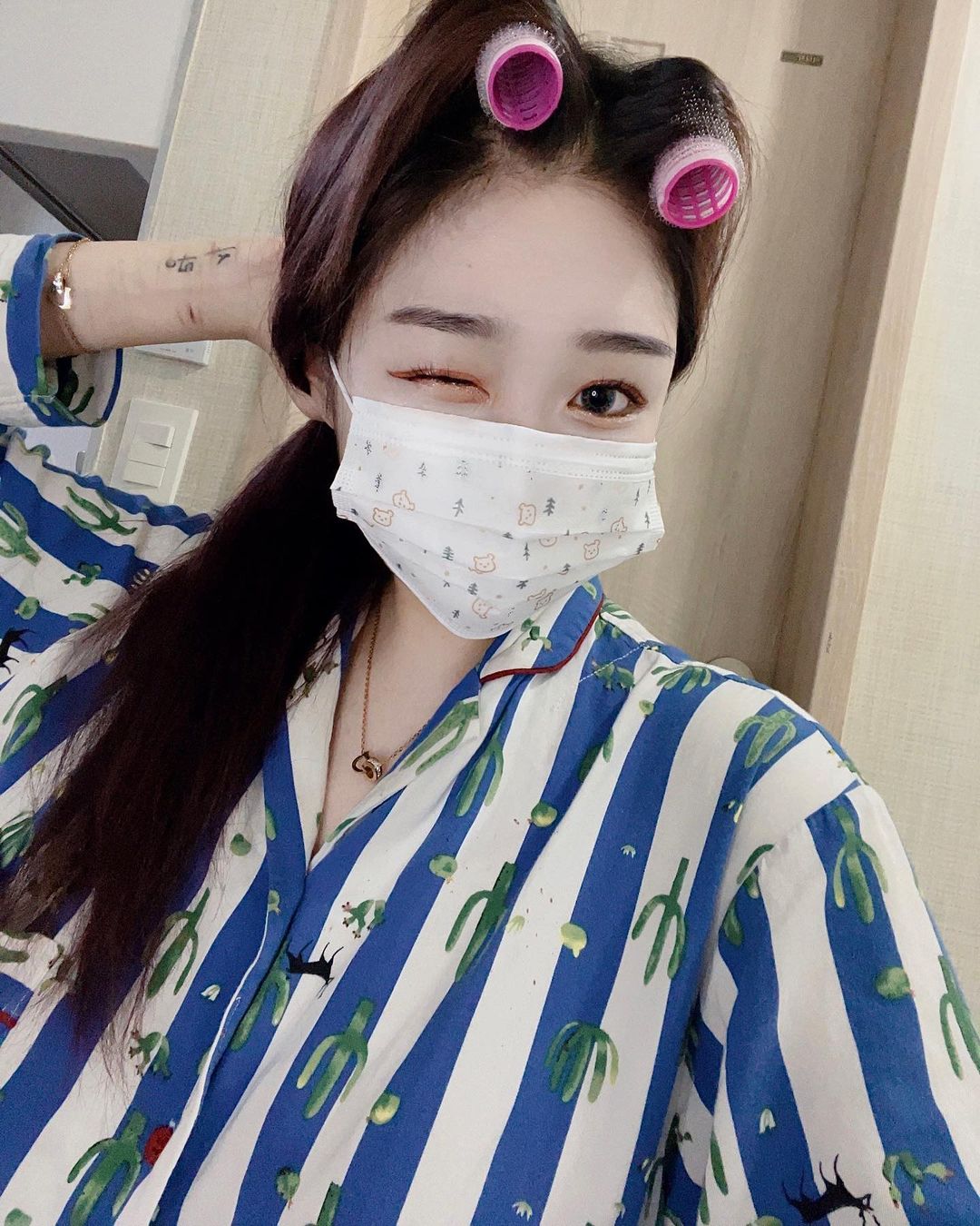  “#협찬 모든 원자재를 국산으로 만든 올스티커의 디자인 마스크😷 목화솜 필터를 사용해서 숨쉬기편하고 입냄새 탈취 효과도 최공 마스크도 예쁘게💖 https://www.komode.kr #패션마스크 #예쁜마스크 #코모드디자인마스크 #디자인마스크…”