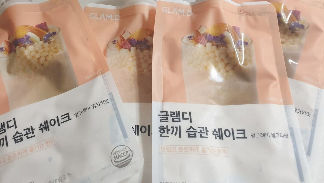  “#협찬#제품제공 글램디에서 신제품 얼그레이 밀크티맛 쉐이크를 보내주셨는데요!! 밀크티를 좋아하는 1인으로 진짜 잘 먹고 있습니다🤗 다음에는 말차맛도 도전해보려구요 ㅎㅎ 물에만 먹어도 맛있더라구요~👍 단백질볼(?)씹히는데 식감 좋구 이거 때문인가…”