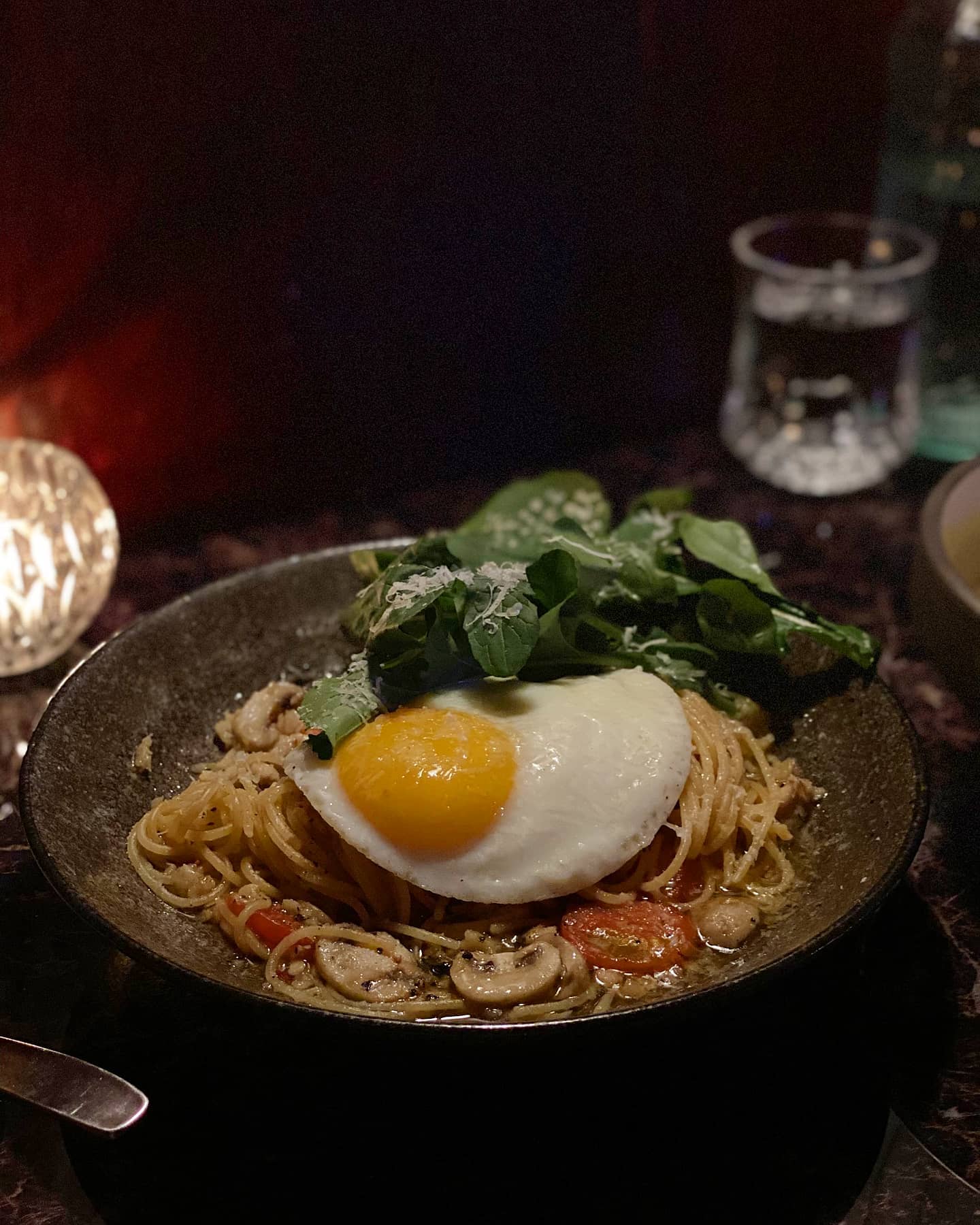 💫 #성신여대맛집 / 문화식당 💫

🍝 알리오올리오 (13000)
🍝 크림 오므라이스 (12000)

일학년 때 몇번 가본 #문화식당 !!!
올만에 재방문 ㅋㅋㅋㅋㅋ
역시나 분위기 그대로 넘넘 감성임,,,,
식당이 진~~~~짜 어둡다 🌌
조명이 아주 은은함,,,분위기 좋음!!!
맛도 굿 :)♡ 파스타는 양이 많은 편은 아닌 듯? 오므라이스는 크림안에 오믈렛에 쌓여나와서 크림소스에 볶음밥을 말아먹게 된다...(맛있다)
좀 느끼할 수 있음 난 파스타가 더 좋았다 :)
아,,또먹고싶다
사진은 없지만 다 먹고나면 후식으로 귀여운 눈사람 모양 치즈 디저트를 주심~♡
난 그게 너무 맛있었다 기대이상 ㅋㅋㅋㅋ
달달한 소스에 찍어먹는 조그만 치즈였다..🧀
또 가야지~♡

#냠냠린_성신여대