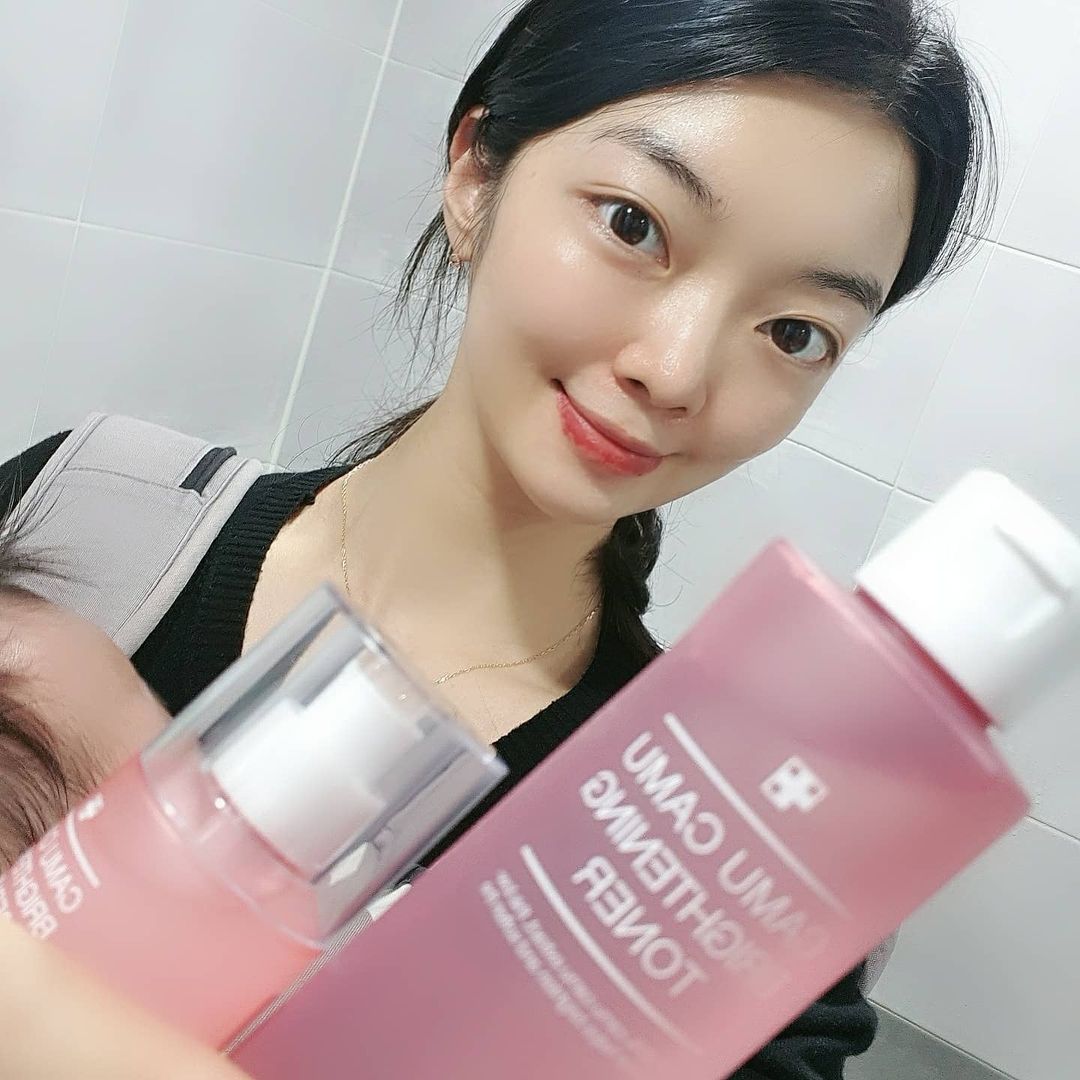  “🍑메디큐브 카무카무 잡티2종🍑 아기띠 하고 찐으로 쓰는 후기🙊 칙칙해진 내 피부를 밝게 밝혀줄 토너와 세럼!!♡ 촉촉한데 끈적임이 없어서 트러블이 잘 나는 내 피부에도 넘나 잘 맞고 뾰송뾰송해짐💕 카무카무야 내 기미 잡티를 앞으로도 잘…”