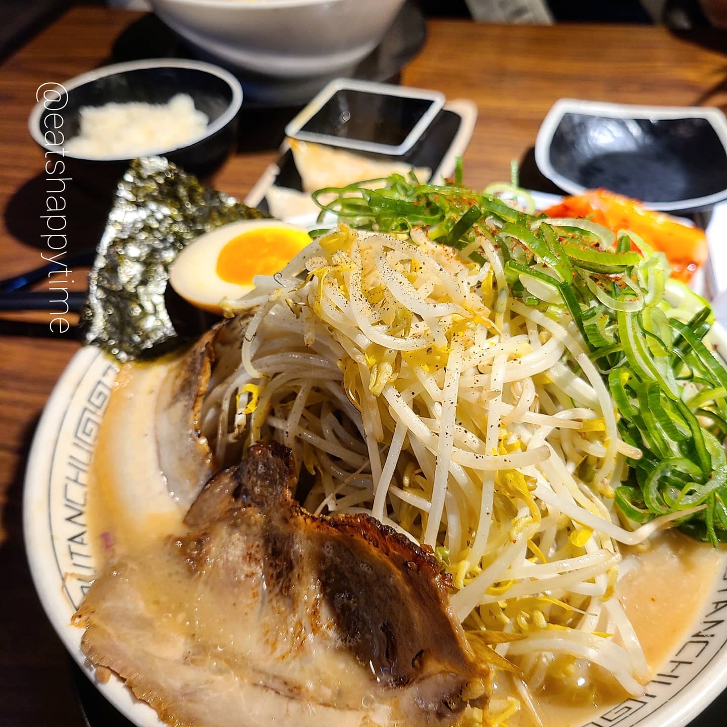 🍜부탄츄🍜
.
■시오돈코츠 라멘 8.5
■일본식 교자 3.5
.
역시나 학교앞 음식은
맛도 양도 최고에요!!
건대앞 부탄츄가 먹고싶어서 다녀왔어요 ㅎㅎ
부탄츄는 파,마늘,숙주,소스 양 조절이 가능해서 넘 좋죠!!
저는 소스 싱겁게, 숙주 많이 했더니
숙주가 면보다 많고 그만큼 국물이 더 싱거워지더라구요🤣
숙주 많이 할땐 소스 기본으로 하기!!
양이 너무 많으니 정~~~~말 배고픈 상태로 가기!!!
찐~한 국물맛이 넘 맛있어요👍
종종 생각 나는 곳이라 건대점으로 간답니다❤
.
❣배터지는 라멘 #잇츠해피타임
.
🚩서울 광진구 동일로22길 117-14 (건대점, 건대입구 2번출구)
⏰매일 11:00 - 21:00
.
#부탄츄#부탄츄건대점#일본라멘#일본라멘맛집#라멘#라멘맛집#라멘맛집추천#시오돈코츠라멘#교자#일본식교자#건대맛집#건대맛집추천#건대저녁#건대저녁추천#먹스타그램#면스타그램#음식스타그램#푸드스타그램#데이트그램