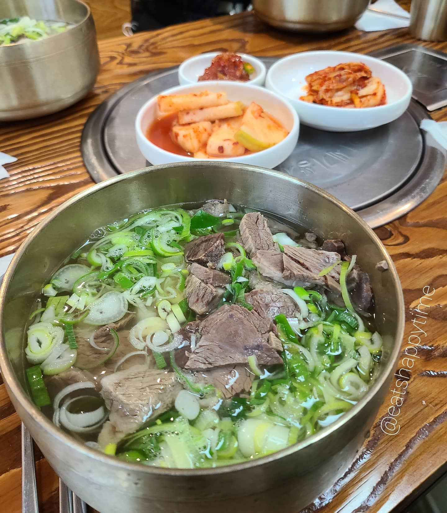 🐮하동곰탕다동북엇국🐮
.
■곰탕 12.0
.
오랜만에 올리는 먹스타그램♡
바뀐것이 있다면 폰을 바꿔서
음식들이 더맛있게 찍혀서 넘 좋네용😍
회사앞에 해장하러 가는 곳인
하동곰탕다동북엇국 집이에요!
첨 시켜먹어본 
횡성한우투쁠이 듬~뿍 들어있는 곰탕❤
곰탕과 북엇국은 항상 집에서 먹는거라 왜사먹나 싶었는데
사먹어야하네요🤣
넘 맛있어요~국에 밥한공기가 들어있는데
고기가 넘나 많아서 밥은 남기게되요👍
밥은 반찬으로 나오는 오징어젓갈 올려서 꼭 드셔야해요!!
.
❣한우고기 먹고싶을 때 #잇츠해피타임
.
🚩경기 성남시 분당구 판교역로 230(판교 우림W시티 2층)
.
#곰탕#한우곰탕#한우투쁠#국밥#판교맛집#판교곰탕#판교해장#판교밥집#판교점심맛집#한우곰탕맛집#점심메뉴#점심추천#점심메뉴추천#판교테크노밸리#먹스타그램#푸드스타그램#음식스타그램#국밥스타그램
