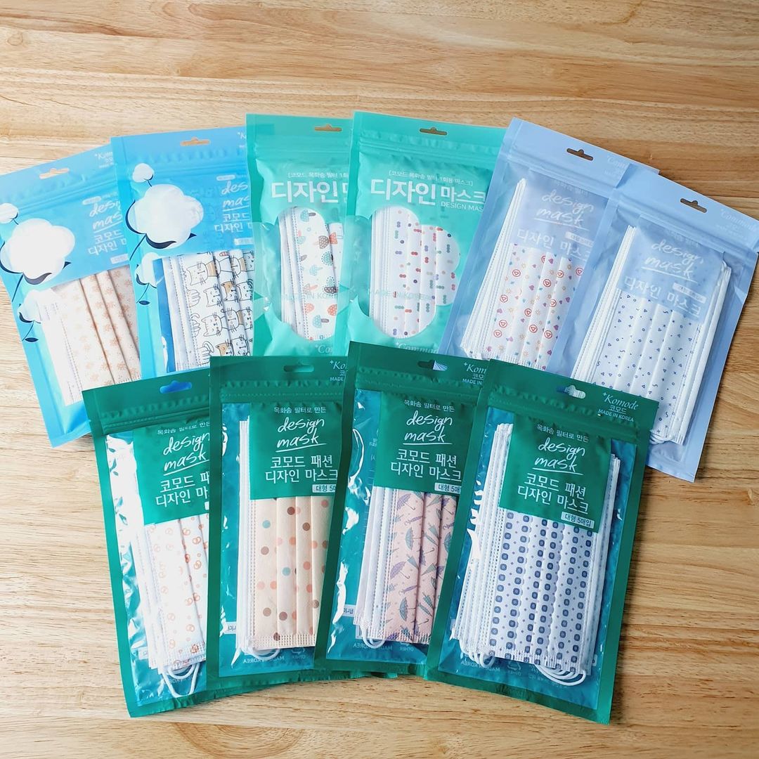  “매일쓰는 마스크라 좀 더 좋은거 쓰고 싶어서 계속 찾고있는데, 국내산 목화솜 필터를 사용하고 국내 재료, 국내 제작하여 좀 더 안심하고 사용할수 있는 코모드 마스크를 이번에 써봤다! 하얀색 마스크를 주로 쓰는데 디자인이 예쁘게 들어간게 있어서…”