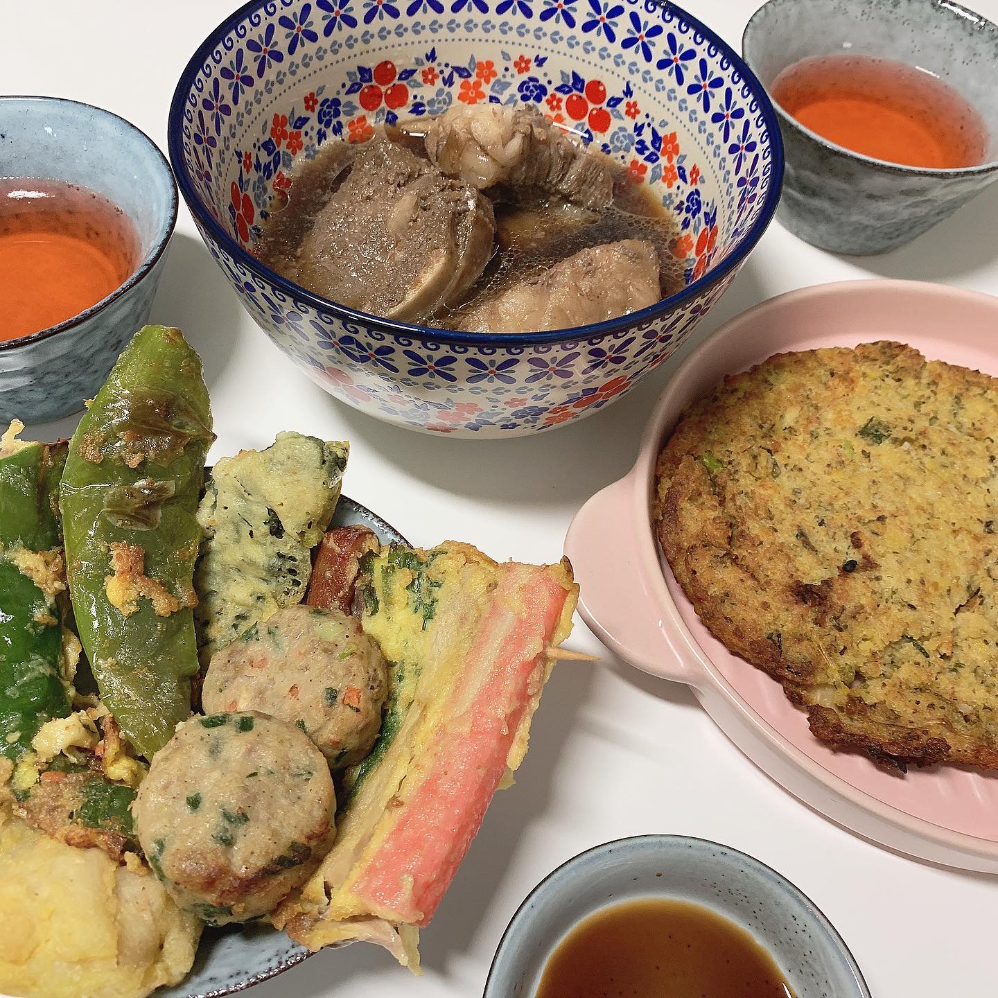 #협찬 

기대이상으로 너무 맛있는
홍진경더전 

잡채 - 특히 면이 중요한데 
제가 좋아하는 그
잡채면이에요 뚝뚝 끊어지는 면이아니라 탱글하면서 적당히
쫄깃한 잡채에요 전자렌지용도 가능한데다가 갓나온잡채맛
밥말아먹어도되고 물 더 부어서 풍부하게 먹어도 굿 또먹고싶어요!

동태전 - 생선살이 부서지지않으면서 적당히 
부드러웠어요 (에어프라이어 가능)

깻잎전 - 깻잎전은 처음먹어보는데 깔끔하니 괜찮더라구여 (에어프라이어 가능)

꼬치산적 - 푸짐하니 야채와 고기에 조화가 잘 이루어져있어요 (에어프라이어 가능)

녹두전 -  제가 여태껏 살면서 먹어본 녹두전중에서 가장 맛잇어요 깜짝놀랬어요!!
에어프라이어로 앞뒤로 구웠는데 바삭하니 맛잇어요 백김치? 도 들어가서 아삭하니
전혀 물리지않더라구요
친구는 아주약간 매콤 하다고 햇는데 
저는 매콤하진 않앗어용

고추전 - 저는 고추전은 고추향때문에
평소에 안먹었는데 먹어보니 깔끔하니 좋았고 
고추두깨도 많이두껍지않아 친구도 정말 맛있다고 극찬했던!! 고추전. 강추강추!!

동그랑땡 - 보통 동그랑땡은 퍽퍽한데 홍진경 동그랑땡은 퍽퍽하지않고 육즙이 좔좔 흐르는게
오뎅식감에 돼지갈비맛과 너비아니 맛나서 이거는 한봉지에 16개~20개 정도 들어있는데 혼자 다먹었어요 초 강추!! 에어프라이기 추천!!

김치전 - 제가 가장 좋아하는 김치전!!
한봉지에 두개나 들어있는데 혼자 다 먹었어요 
에어프라이기 앞뒤로 굽기 추천이에요 
겉바속촉 이것두 초강추!!

갈비찜 - 미리익힌것이아니라 갈비소스랑 생갈비가 들어있기때문에 더욱 신선해요~
저는 물좀 더 넣고 설명서대로 30분 끓이면 바로 완성되요!!
앞뒤로 한두번만 뒤집어서 냅두면 끝!
혼자서 국물까지 다 먹었어요 다음엔 야채랑 당면 넣고 먹어보려구여 제가 생각했던 바로 그 
갈비찜맛이라 초강추!!

모든전이 계란이 얇게 부쳐져서 질리지 않고 
전 본연에 맛을 잘 느낄 수 있었어요

막걸리에도 잘 어울리지만 칵테일에도 최고!!

#홍진경더전 #더한상13봉세트 #모듬전 #동그랑땡 #깻잎전 #동태전 #녹두전 #김치전 #산적 #고추전 #소갈비찜 #잡채 #간식 #아이들간식 #술안주 #반찬 #집들이음식 #추석선물 #설날선물 #혼술 #야식 #안주 #막걸리 #주부스타그램