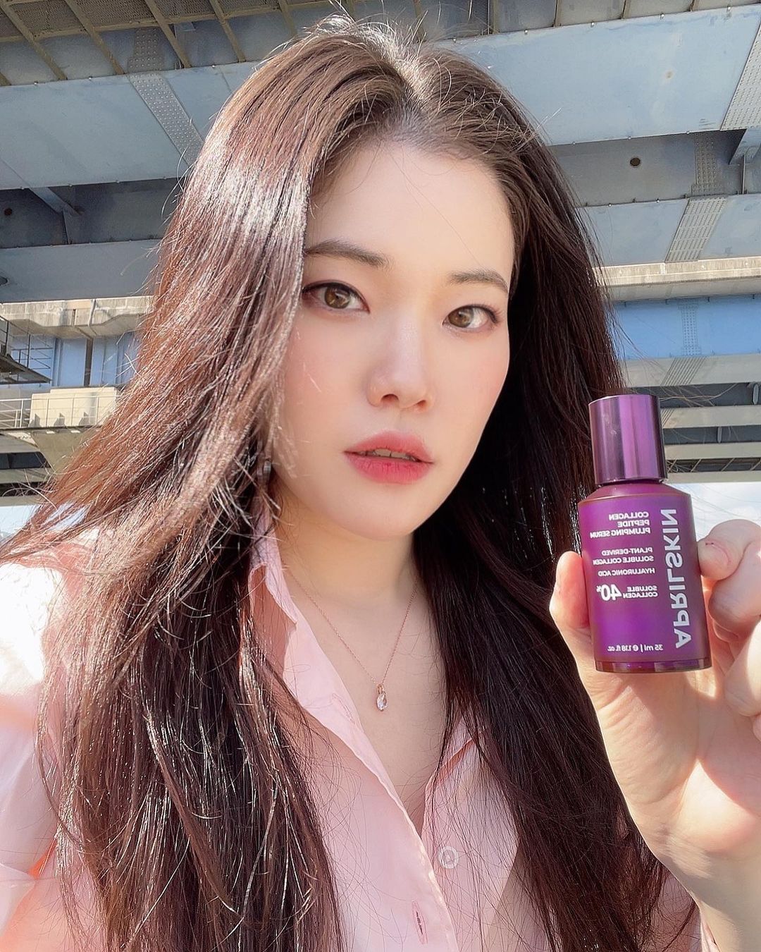  “#광고 @aprilskin_korea 💜 💟 탄력 세럼은 '보라색💜🔮🙋🏻‍♀️'을 확인! 💟 보라색 콜라겐으로 속부터 쫀쫀하게 탄력을 끌어올리는 코어탄력세럼🧏🏻‍♀️ 💟 저분자 고밀도 콜라겐 40% 함유로 피부에 덧바를수록 수분광이 넘침💦 💟 실제 인체적용시험을…”