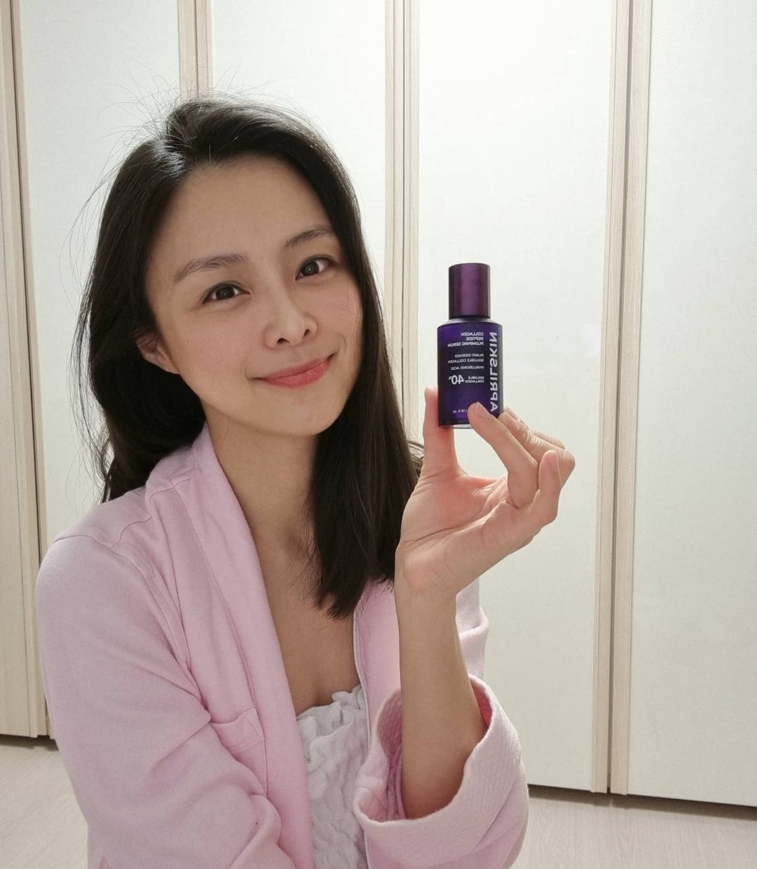  “보라보라로 에너지 팡팡💜 육퇴 후 화장품 듬뿍 바르기가 유일한 피부관리인 아주미🙂 화이트데이기념으로 기초라인을 쫙 바꾸고 요즘엔 탄력, 수분관리에 초점을 두고 제품을 고르고 있어요. 밤에만 쓰는 라인들도 있고 주로 낮에 쓰는 라인들이 있는데…”