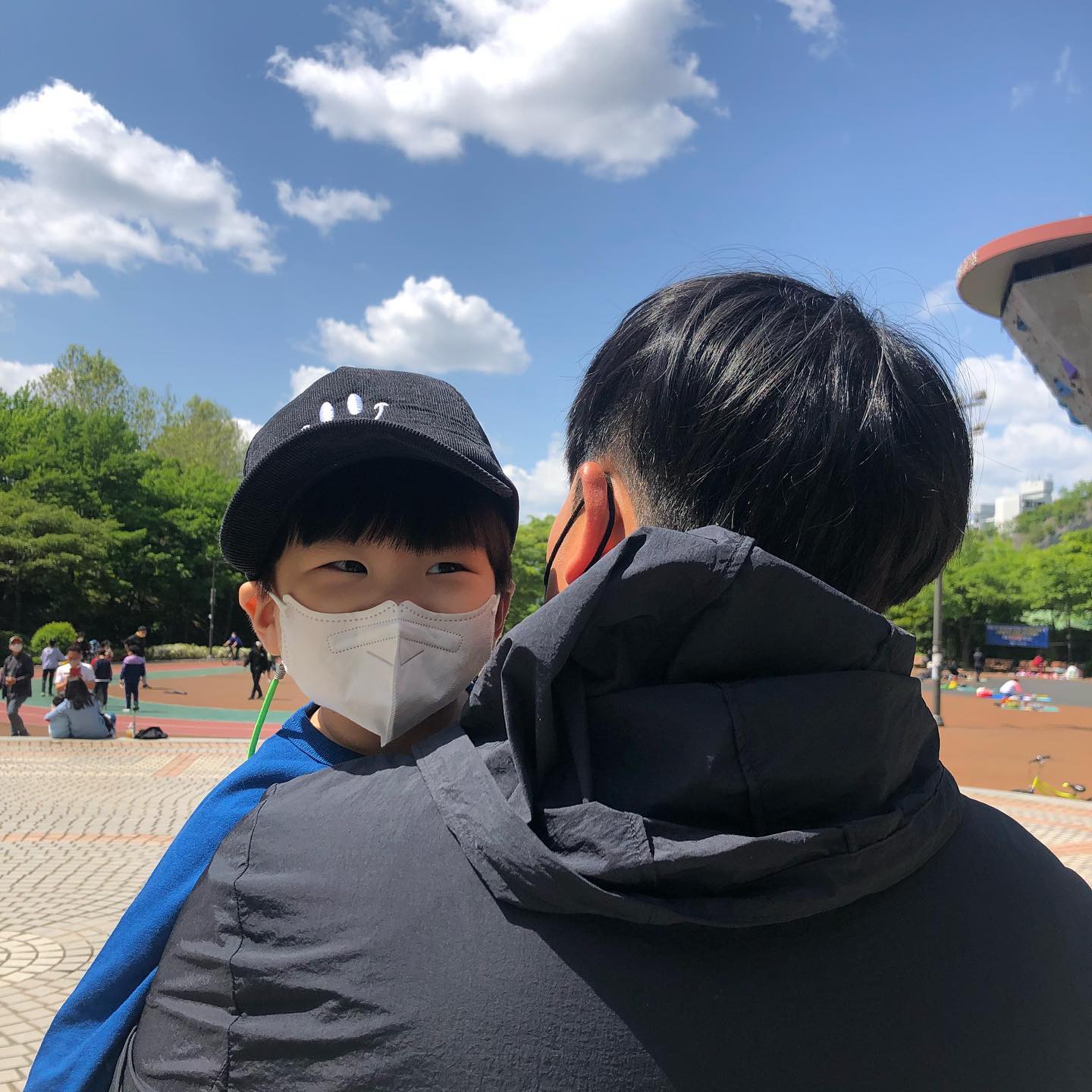 D+798
⠀
⠀
요즘 시간이 어떻게 흘러가는지 모를정도로
집 가구도 바꾸고 집인정리도 하고 매일 치우고
하루하루 집안일에 아이챙기고 밥차리고 치우고
피곤한 와중에 주말에 나온 나들이 ,, ❤️
오랜만에 외출해서 넘 좋았어요~~~!
미세먼지도 좋고 햇빛도 쨍쨍 ☀️
다만 사람들이 너무 많아서 거리두기가 쉽지않아서
적당히 구경만하고 놀이터에서 모래놀이랑
비눗방울놀이를 했는데 즐거웠어요 ㅎㅎ
빈이는 아빠랑 그네도 타고
전부터 먹고 싶던 돈까스도 먹고
승빈이도 잘먹어서 기부니 좋았답니다 💕
집에 갈땐 꾸벅꾸벅 졸아서 낮잠은 집에서 코넨네 ☺️
모두들 하루하루 보람찬 하루 보내세용!
그게 어렵다면 주말에라도 마스크 잘쓰시구
거리두기하시면서 산책하시면 좋을꺼 같아요!
⠀
⠀
⠀
