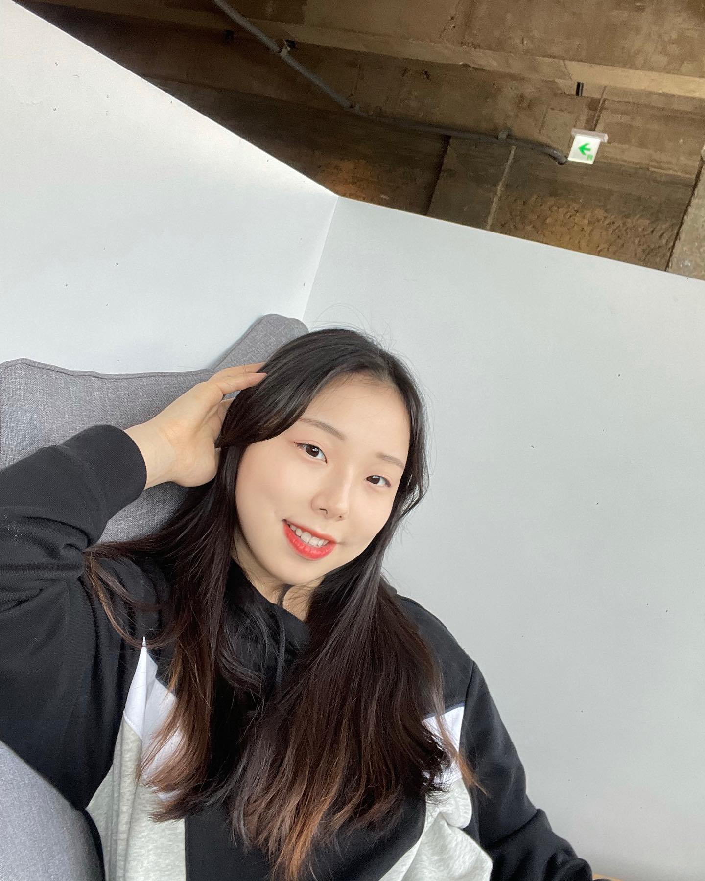 #첫줄
⠀
⠀
나 자신이 아닌 다른 사람을 통해 자신을 사랑하게 된다면 언젠간 다시 자존감 바닥칠 수 있다는 걸 알기에,
더 사랑해보려 노력중☺️😉
⠀
힘들지만 아무리 가족이라도 내가 날 사랑하는 것보다 더 사랑해줄 수 없기에 아둥바둥 발버둥 쳐보려고,,
내가 사랑하는 사람들도 아프지 않았으면 좋겠어요❤️