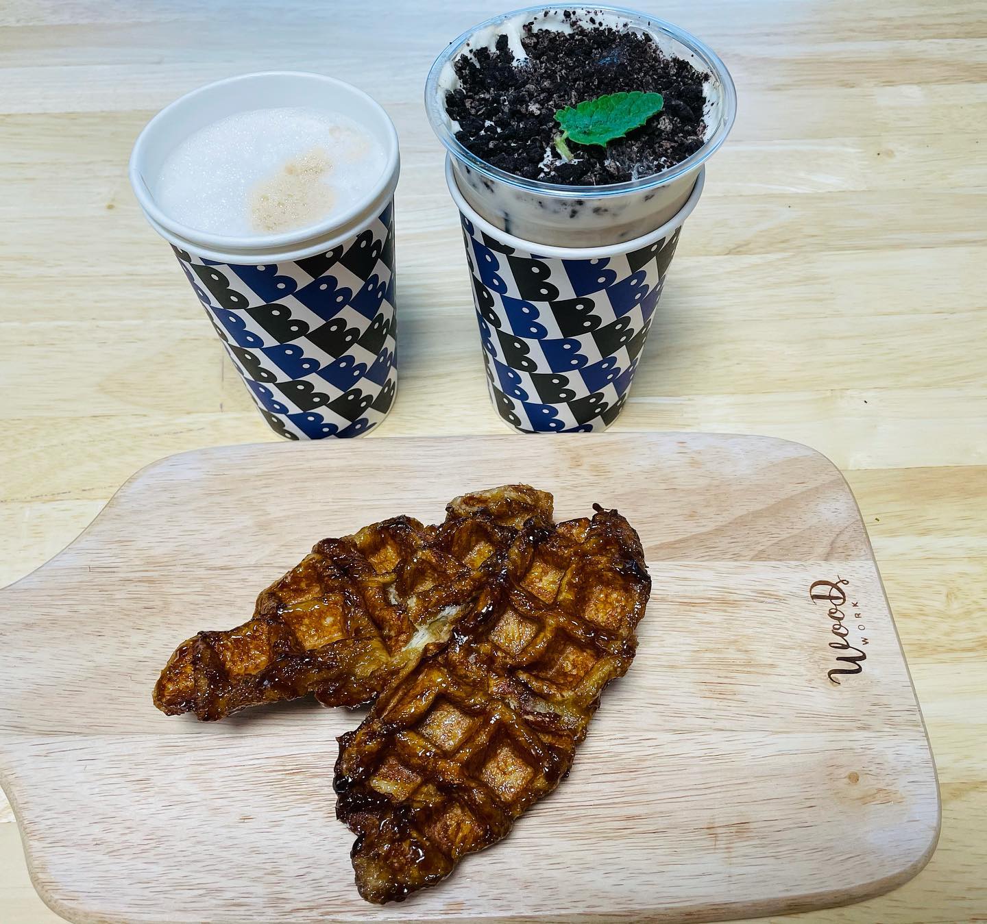 출근한지 한시간째..
주말에 배달해먹은 크로플이 그립따
집가소 눕고시퍼어🌟