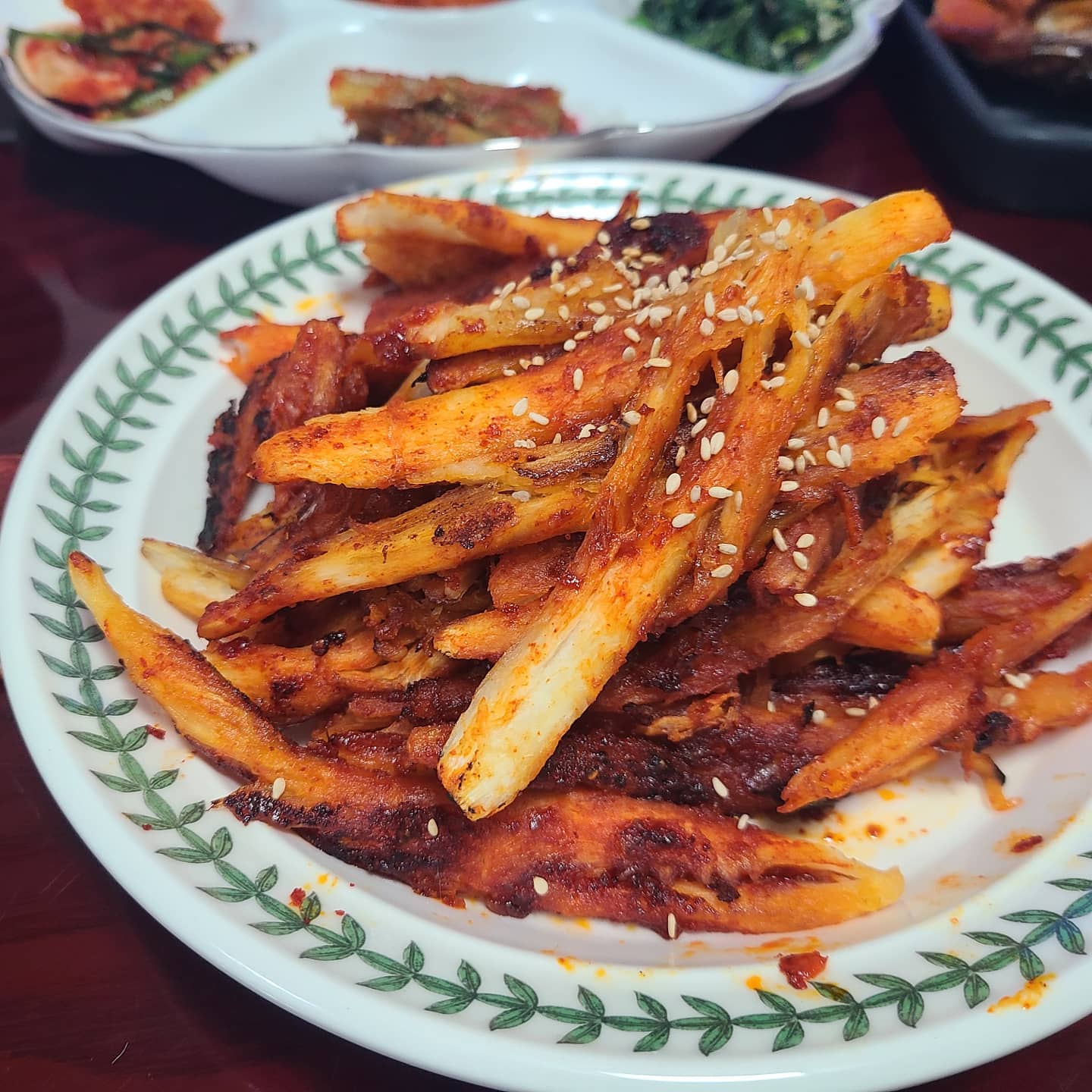 집에가면 먹는 든든한 집밥 밥상
언제나 맛있고 밥 두공기는 뚝딱하게되서
살찌는건... 망각하고 ㅋㅋ 막 먹게되는 밥상이죠

이번에는 처음으로 더덕구이를 해봤구요
생각보다 쉽지않고 손이 많이 가더라구여ㅜ
굽는데 초벌하고 다시 굽고 양념이 타지않게해야되서 신경이 좀 쓰이고ㅜ
그렇지만~~! 정성이 들어간만큼 맛은 구웃~

오랜만에 먹는 두릅삼겹살말이는 제철에 먹는 두릅의 향을 고스란히 느낄수 있어서
매년 먹게되는 맛이지요
오늘도 건강하게 든든하게 먹었어요~^^

#역시집밥#집밥이짱#정성식탁#더덕구이#두릅삼겹살말이#건강반찬#제철반찬