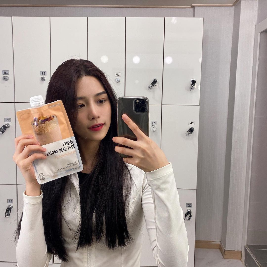  “글램디 한끼 습관 쉐이크 운동 전 단백집 섭취 겸 아침 식사로 먹는 쉐이크 ✌🏻 물만 타서 먹어도 진짜 맛있다😚 가장 좋은 점은 가루 뭉침 없이 잘 섞인다는 점👍🏻 내 최애는 얼그레이맛이랑…”