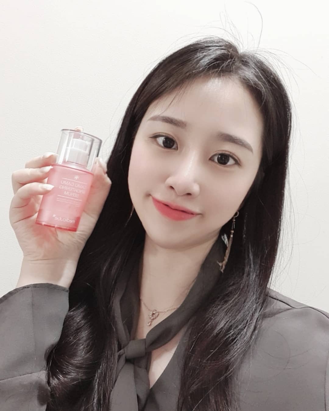  “@medicube_korea [메디큐브] 메디큐브 카무카무 잡티 2종세트로 요즘 피부 스킨케어 잡아주고 있어용 ❤ 69,000원 상당 메디큐브 카무카무 잡티 2종세트랍니댱 같이 쓰면 더 좋은 메디큐브 카무카무 잡티 2종세트는 멜라닌&각질을…”