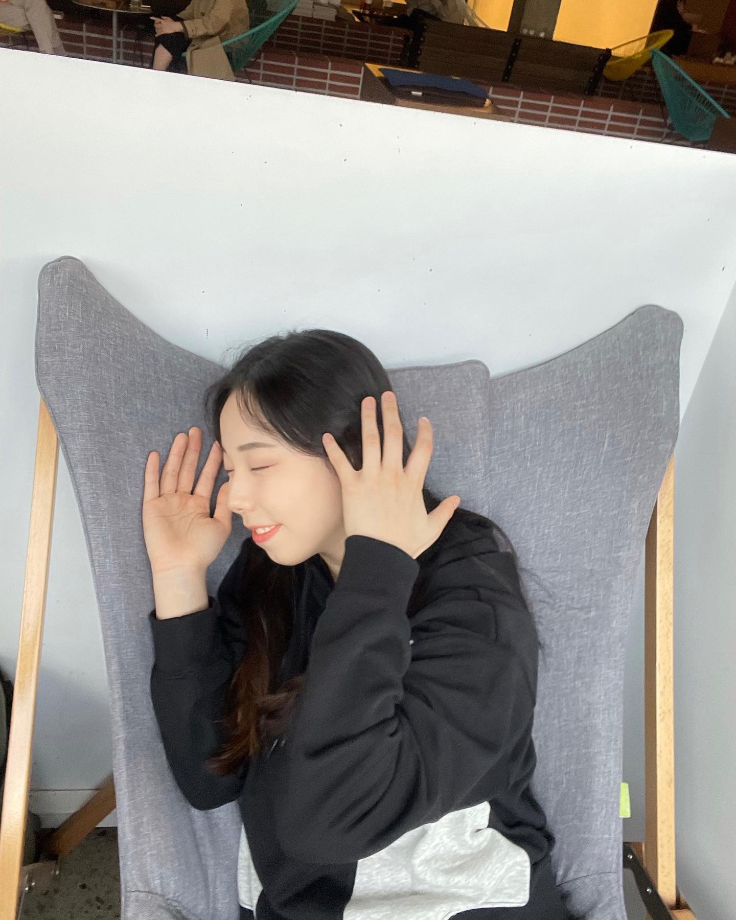 자는 척 하고싶었나보다..
⠀
어릴적 너무 많은 것들을 사랑하려는 나에게 누군가가 그랬다. 너무 많은 것들을 사랑하지말고, 사랑하는 것들이 많아질수록 내가 다친다고, 그래서 이젠 미워하는 법도 배워보려고.
⠀
어느 누구보다 내가 더 소중하다는 걸 알기에
다른 사람들도 다른 사람이 아닌 자기 자신을 먼저
돌아볼 수 있었으면 좋겠다 생각한 하루 🥲
⠀