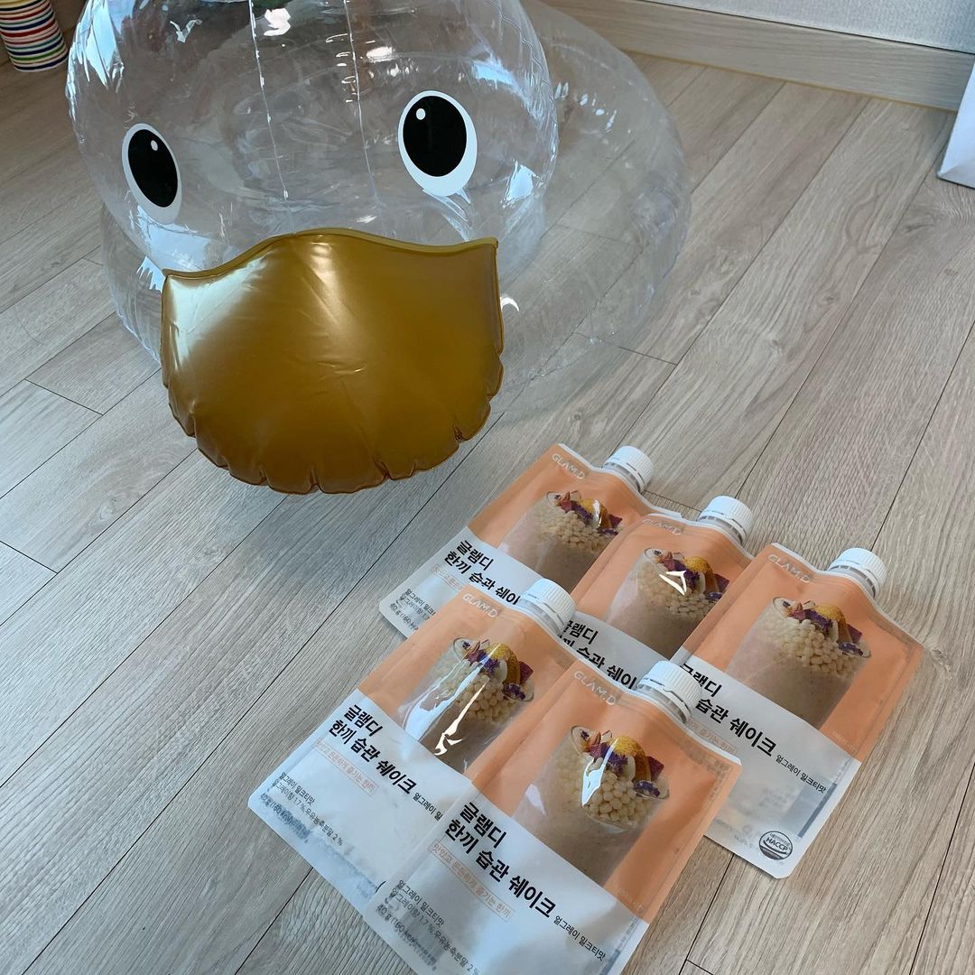  “요즘 커피대신 찾게되는 글램디 쉐이크예용 이번에 새로나온 얼그레이 밀크티맛 인데용 진짜 그냥 말할것도 없이 맛은 보장 됩니당 다이어트 쉐이크 특유의 맛은 하나도 없고 그냥 얼그레이 밀크티 맛이예용 양도 많아 한끼 식사대용으로 충분합니다 다들…”