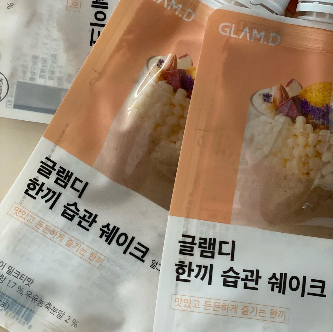  “#다이어트 아침대용 한끼습관 쉐이크 글램디 물을 넣고 흔들면 밀크티맛 🤎 맛있으면서 든든하고 가볍게 즐길 수 있는 글램디의 한끼식단 쉐이크…”