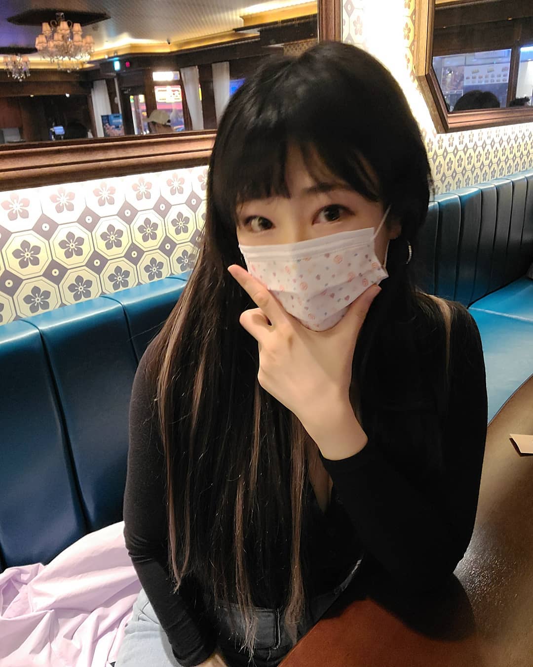  “. 모두의 건강을 위해 마스크가 필수인 요즘!! 제가 매일매일 다른디자인으로 착용중인 마스크인데요 ˃̵ ᴗ ˂̵✦ 300여가지의 예쁜 디자인으로 마스크도 이제 하나의 패션으로 표현하기 너무 좋아요 ♥ 디자인 하나하나 너무 튀지않고 아기자기해서…”