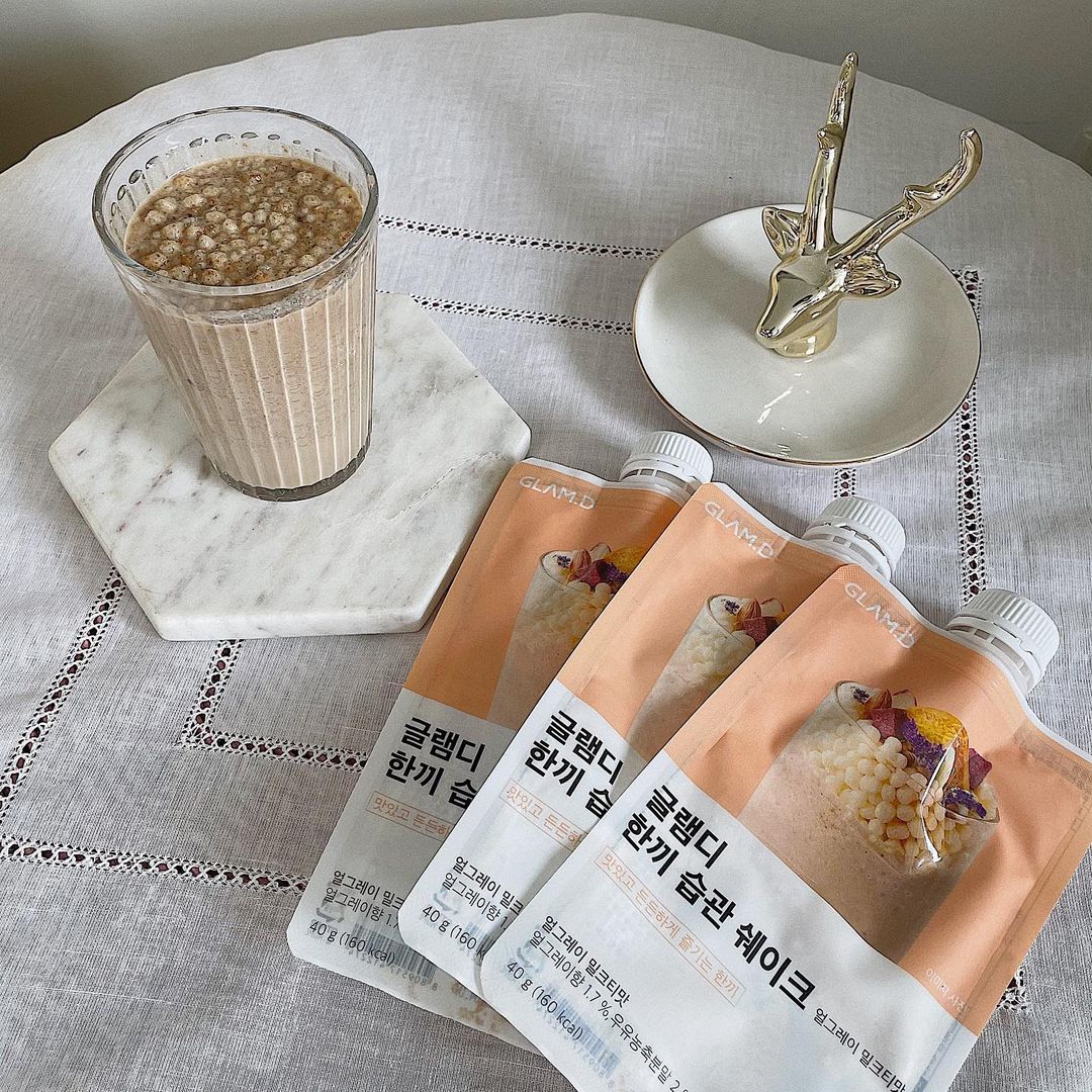  “#협찬 글램디 한끼습관 쉐이크 얼그레이 밀크티맛이 새롭게 출시되었어요! 얼그레이 맛을 정말 좋아해서 기대했는데 기대만큼 정말 맛있어요‼️ 요즘 쉐이크로 한끼 가볍게 해결하시는 분들 정말 많잖아요 :-) 한끼 습관 쉐이크에는 뮤즐리가 들어가있어서…”