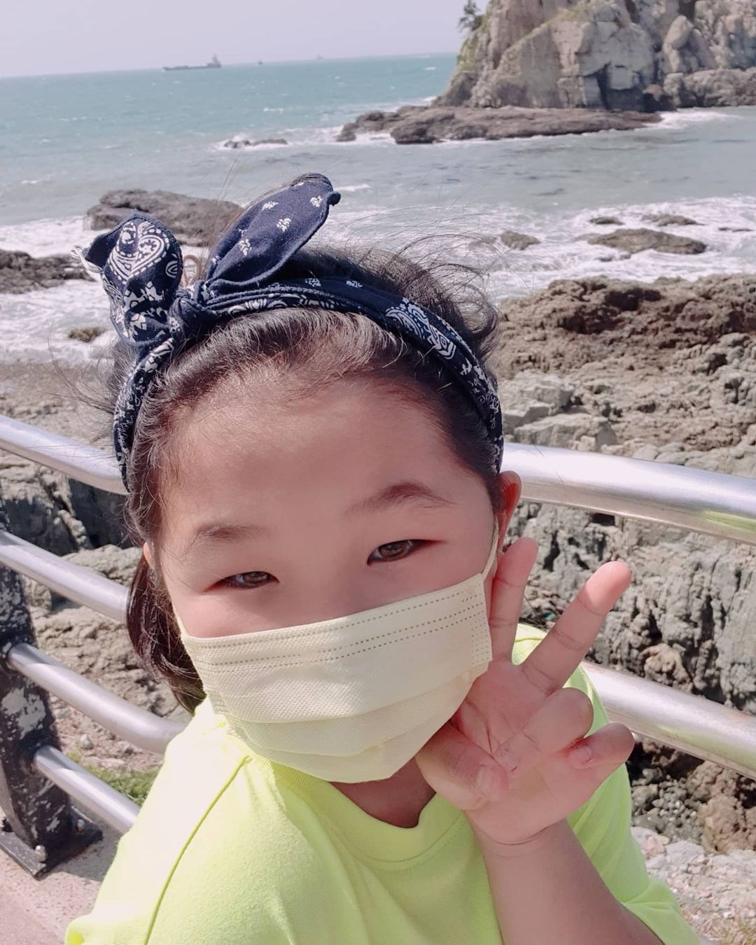  “#협찬 아이가 좋아하는 컬러 마스크_ 세 아이 아빠이자 약사가 만든 키즈 마스크 <아코키즈마스크>를 착용하고 기분좋은 나들이 다녀왔다. 만 6세부터12세까지 총9가지의 색상이 있어서 성별구분없이 사용할수가 있다. 화이트 핑크 퍼플 블루 그린…”