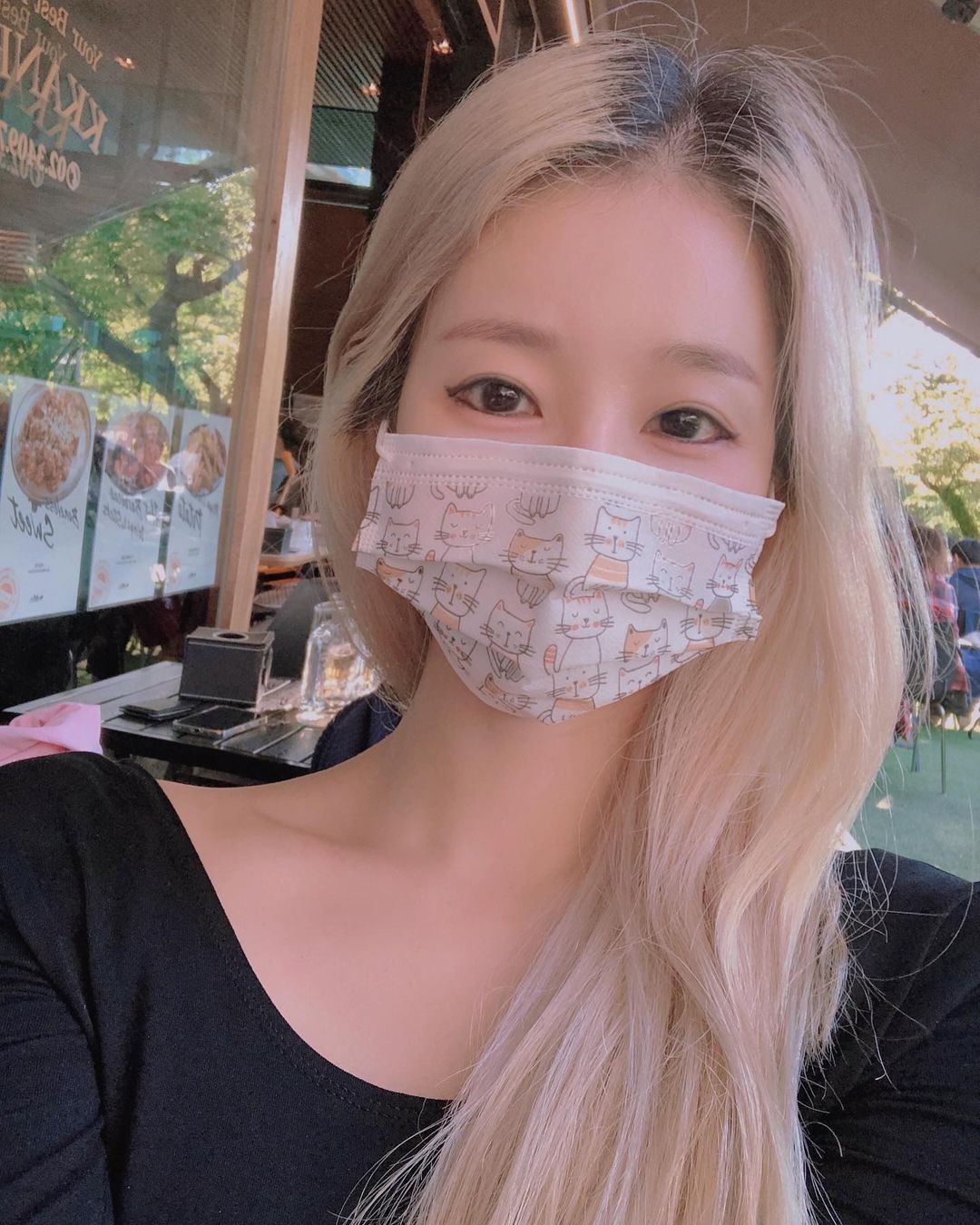  “#협찬 #코모드디자인마스크 mew~ kitty mask 😽 마스크도 패션시대~😆 모두가 탐냈던 #고냥이마스크 #예뿐마스크 #컬러마스크 디자인도 예뿐데 국내산 목화솜필터로 만들어져 숨쉬기도 편하고 피부에 닿는면이 넘넘 부드러워서…”