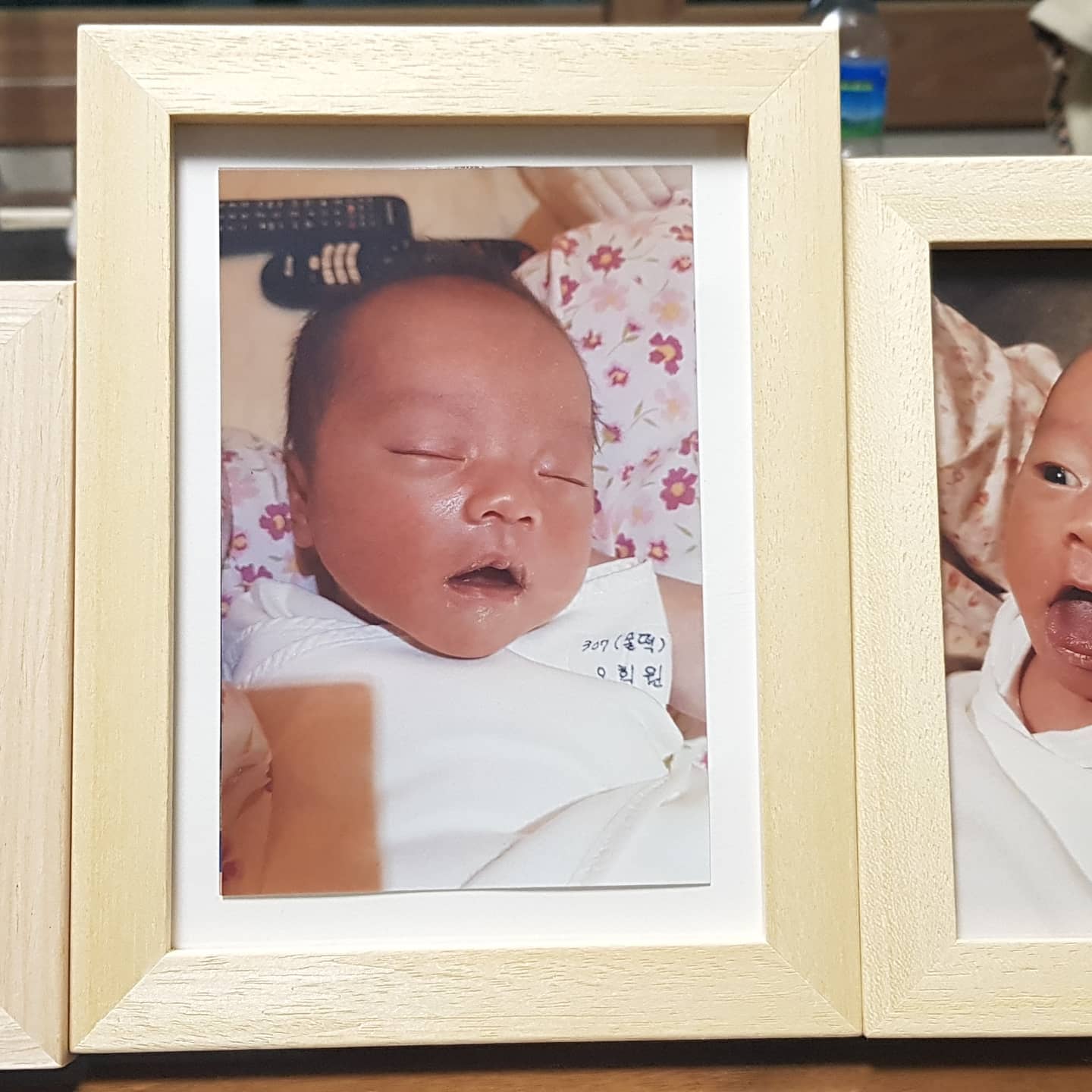 #협찬 #메이커리프레임 #나무액자 #메이커리 

따뜻한 감성이 녹아드는 우드액자 4종 세트를 소개하드립니다. 
재질이 우드 원목 나무로 만들어져 있어서 내부 장식용으로 퀄리티가 높으며 시각적으로도 액자 디자인의 우아함까지 느낄수 있습니다. 
도색하지 않았기에 거북한 향도 전혀없고 오히려 목재 그대로의 향이 은은하게 남아 내부에 비치했을때 인체에 무해합니다.
저는 솔리드와 화이트 2가지 색상으로 선택했는데. 사용자가 인테리어 조화를 다르게 이루고싶다면 색의 깊이가 있는 베이지. 그레이, 초코로 색다른 연출도 가능할 것입니다.