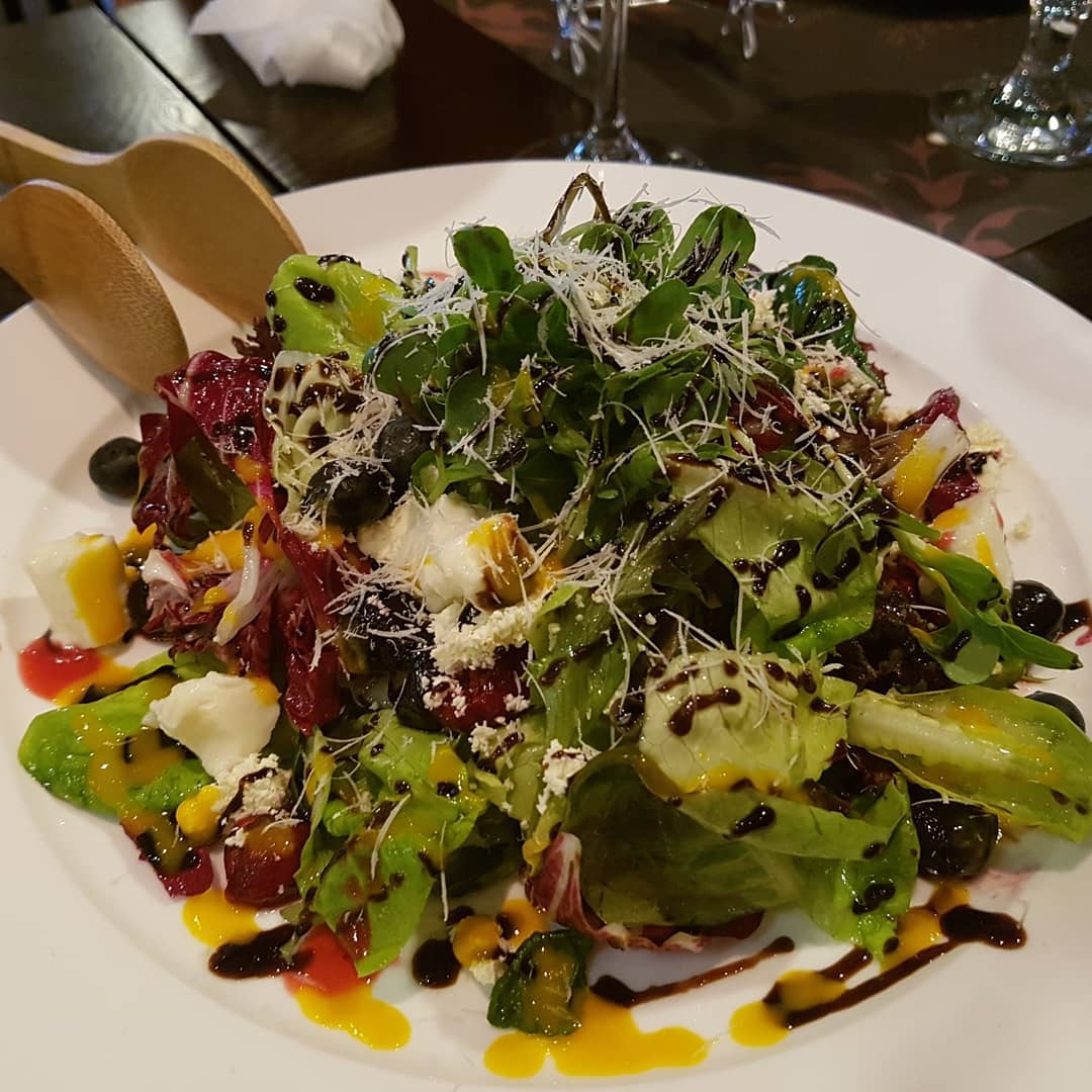 #기억저편

분명 맛있기 먹었던 것 같은데 어디였는지 기억이 안난다

분위기도 좋았던 꽃들이 가득했던 그곳