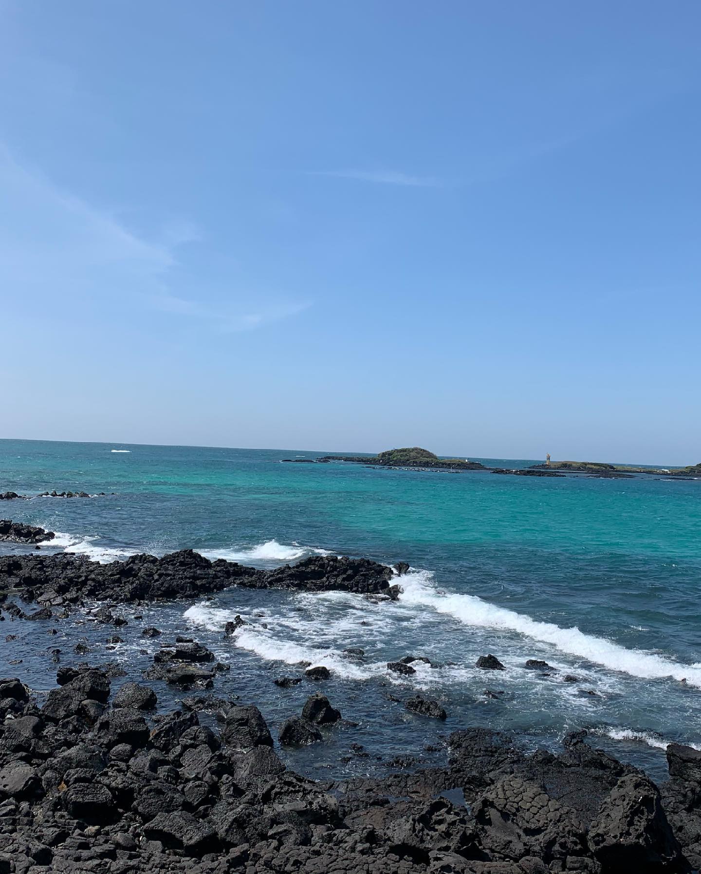 2021.4.12(월)~4.17(토) 혼자 떠난 즉흥 제주도 뚜벅이 여행:)
하루하루가 즉흥이고 스펙타클 했다.
매일 옮겨다닌 게스트하우스와, 관광지를 이동할 때마다 새롭고 소중한 인연을 만났다:)
그리고 삼각대와 뗄 수 없는 사이가 되어 열심히 사진 찍고 예쁜 추억 남기기.
마지막은 제주도민 실제 친구랑 찍은 인증샷✨
#여행 #여행에미치다 #여행에미치다_제주 #제주도여행 #제주도 #제주여행 #뚜벅이여행 #혼자여행 #즉흥여행 #바다 #애월 #중문 #제주시 #구좌 #한림 #서귀포 #성산 #월정리 #스물넷 #힐링 #일상 #직장인 #휴가 #맞팔 #팔로우 #선팔 #fff #추억