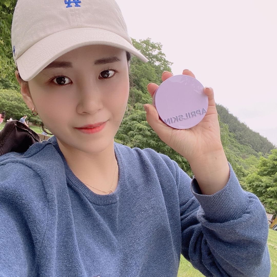  “_ 여름맞이쿠션💟 보라보라하니 이쁘지 않나요?? 에이프릴스킨 초슬림쿠션은 마스크 묻어남 방지 효과 테스트까지 완료한 쿠션인데요! ✔️불필요한 유분을 휘발해주는 픽싱 오일과 파우더 결합체의 최적의 조합으로 마스크 묻어남을 최소화 ✔️가벼운 파우더로…”