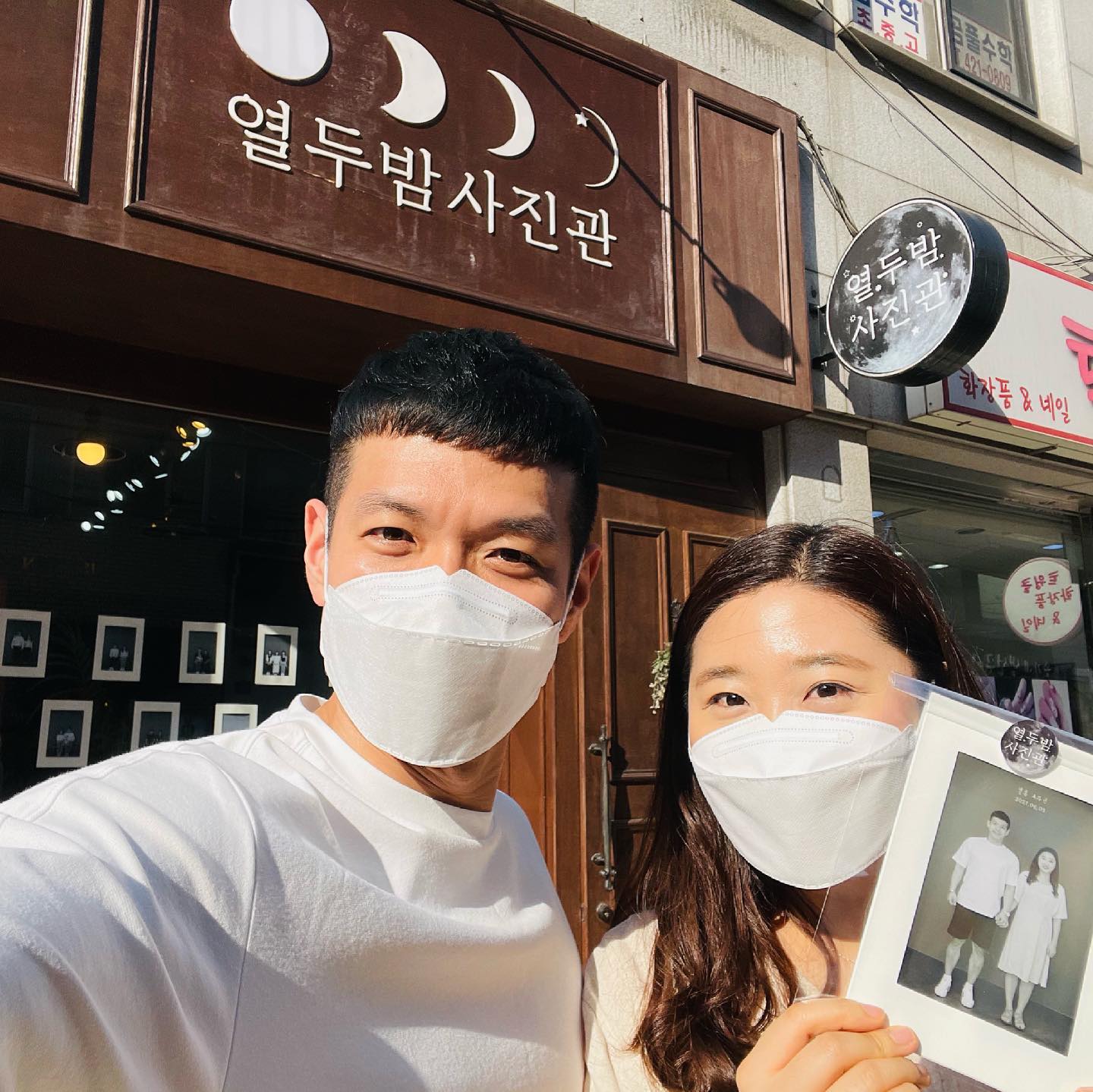 #벌써4주년
결혼한지 벌써 4년이라니
시간이 넘 빨라요😳
작년에 갔던 열두밤사진관에서
올해도 사진 찍고 왔어요💕
.
이제는 보정하는 상품도 생겨서
살짝? 포토샵도 하니까
더더 맘에들더라구요 ㅋㅋㅋ
역시 포샵은 필수🤣
.
한결같은 울 남편
앞으로도 잘 부탁합니다😘
.
#열두밤사진관 #흑백사진관 #서울흑백사진 #커플사진#결기 #결혼기념일 #신혼부부 #부부스타그램 #커플스타그램 #아직신혼 #사진맛집 #셀스타  #럽스타 #송리단길맛집 #송리단길 #데이트 #잠실데이트 #hubbyandwifey #coupleselfie #❤️