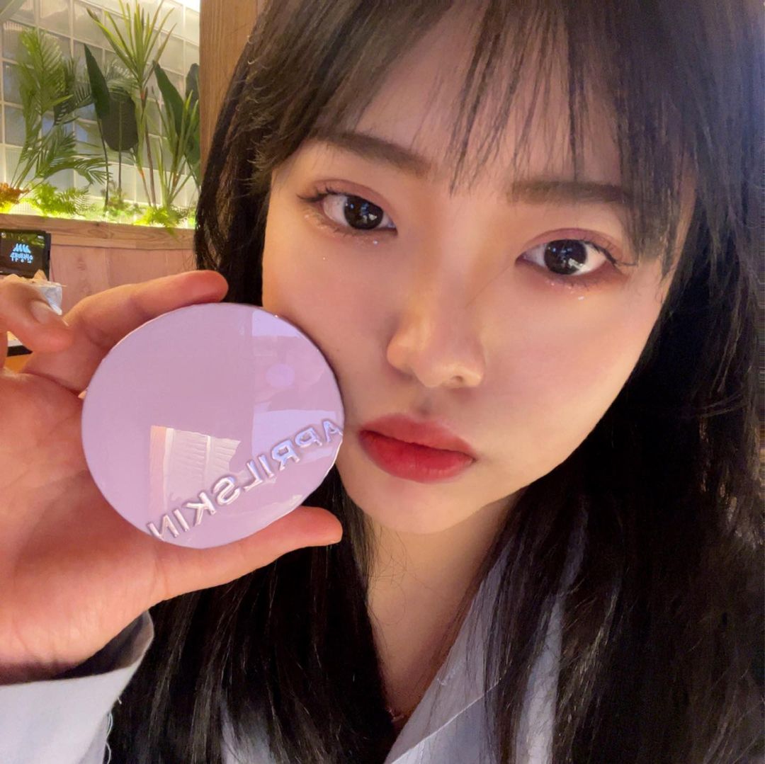  “#광고 에이프릴스킨 초슬림쿠션 요번에 에이프릴스킨에서 케이스부터 이쁜 보라보라한 초슬림쿠션이 나왔어요! 마스크를 끼고 다니는 요즘 화장을 안할수가 없죠🥲 초슬림쿠션은 불필요한 유분을 휘발해주는 픽싱 오일과 차우더 결합체의 최적의 조합으로 마스크…”
