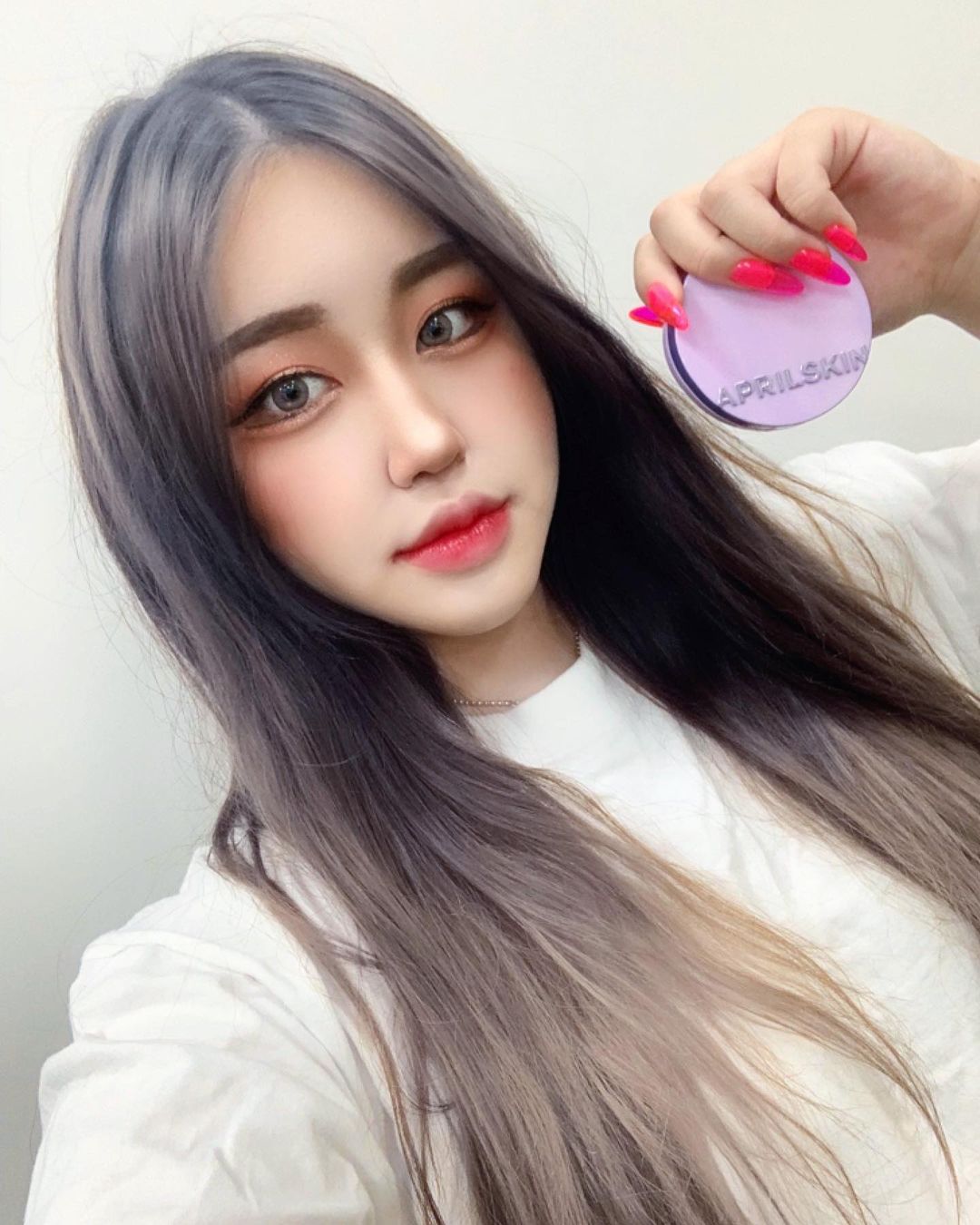  “💜에이프릴스킨X수형💜. 에이프릴스킨의 초슬림쿠션!! 요즘 날씨에 마스크 끼고도 무너지지 않고 정말 얇고 촉촉하게 발리는 쿠션💜 패키지부터 너무 예쁘지 않나요?? 소장각>< 얇게 발리지만 커버력도 너무 좋아요!🥰 레이어드하며 바르면 무너지지…”