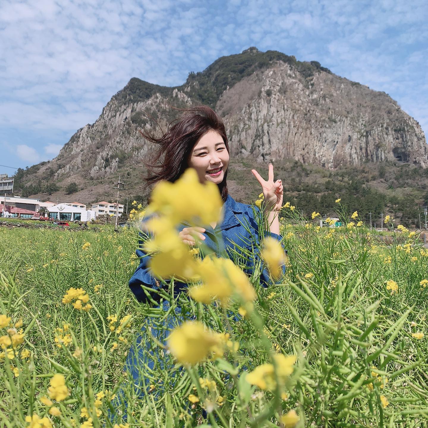 🎀 아주 아주 오랫만에 업로드~ 
결혼하고 잘 먹고 잘 놀고 잘 살고 있어요😄 안 좋은 일도 있었지만 다 지나간일.
생각과 관점이 달라져서 열심을 내기로 했답니다. 
그나저나 갑상선 기능 저하증 인생 최대 몸무게 찍고 고군분투중~ 운동이 모예요😝🙈 이제 해야지~ 
.
.
#오랫만
#꽃 속에 감춰진 몸🙈