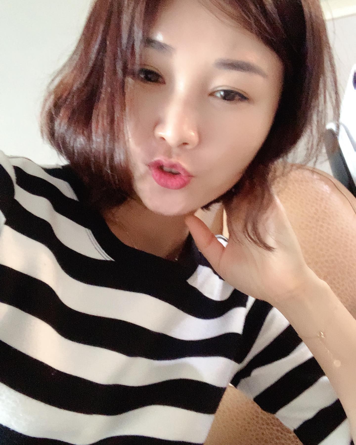 🎀 안딩구
가까워 질 수 없을거 같았는데 이젠 가까워 지고 있는 댕댕이 딩구💕 

자꾸 보니 정 드넹..
강아지 엄청 무서워하고 만지지도 못했는데 이제 안기 시작한지 3일. 
그래도 니가 짖으면 난 멀어진다~ 🤣 무서
.
.
#댕댕이
#친해지자