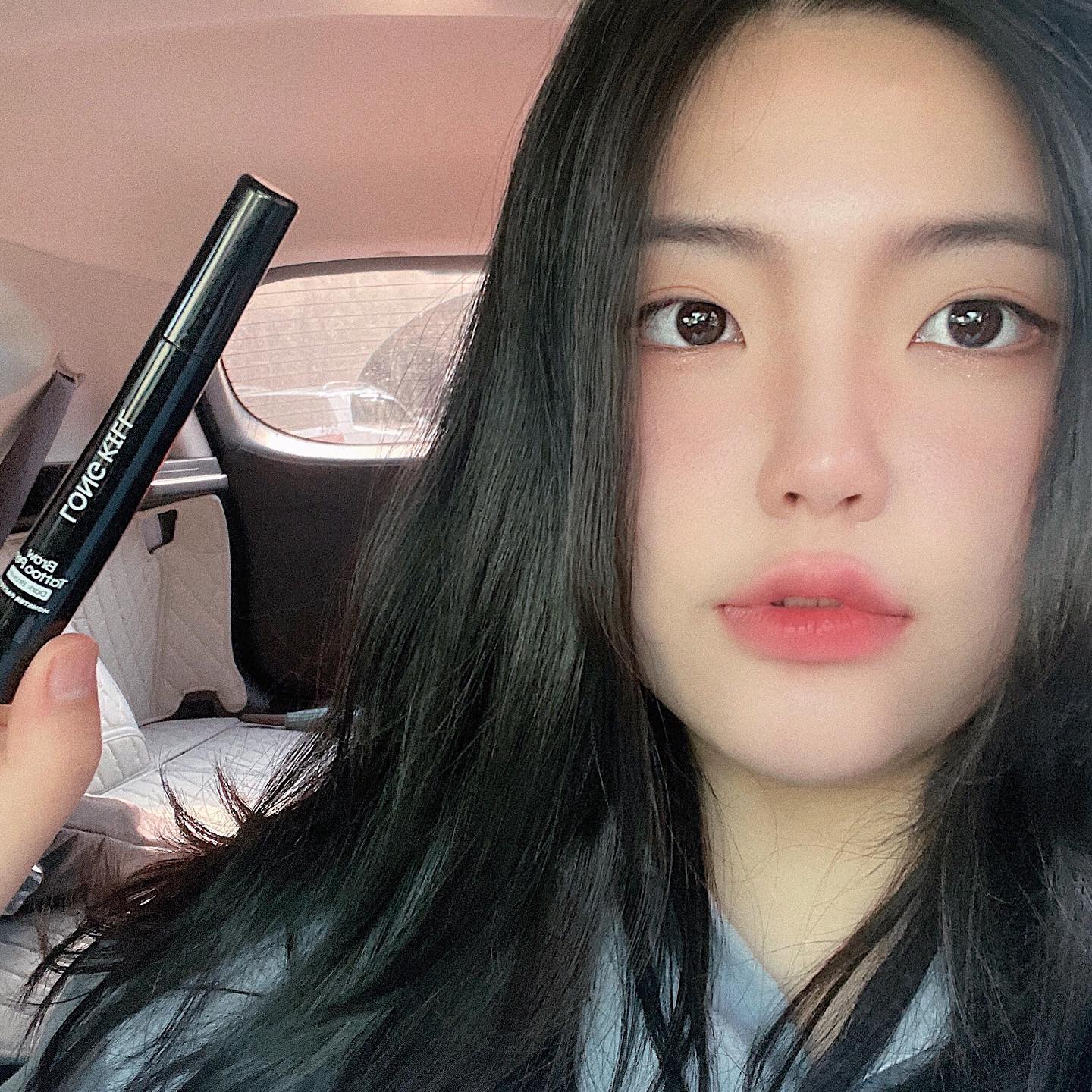 #업체에서_제품협찬

요즘 어딜가도 마스크를 끼고 가야하기때문에
자연스럽게 메이크업을 안 하게되더라구요
그래도 마스크 위에 눈썹 정도는 신경쓸려고
하는 편인데,,,그,,, 사실 귀찮잖아요,,,?? ㅋㅋㅋㅋ
⠀
아침마다 눈썹 그리는 것도 귀찮아서
그냥 호다닥 나와버리곤했는데
#몬스터팩토리롱킬눈썹타투펜 은
자기 전에 슥슥 발라놓고
다음날 지워주면 자연스럽게
착색이 되서 눈썹뿐만 아니라
헤어라인 등에도 잘 쓰일 것 같아요😊
⠀
그리고 저는 팁 모양이 삼지창 모양인게
마음에 들었어요! 여러 각도로 편하게
그릴 수 있고 굵기조절하기도 좋더라구용
저는 실 사용시 3-5일 정도 유지가 됐었는데
관리만 잘 하면 최대 2주 정도 지속이 가능하대요!
⠀
#몬스터팩토리 #monsterfactory #몬스터팩토리롱킬눈썹타투펜 #롱킬눈썹타투펜 #눈썹타투펜 #타투아이브로우 #눈썹타투펜추천 #타투브로우펜 #아이브로우타투