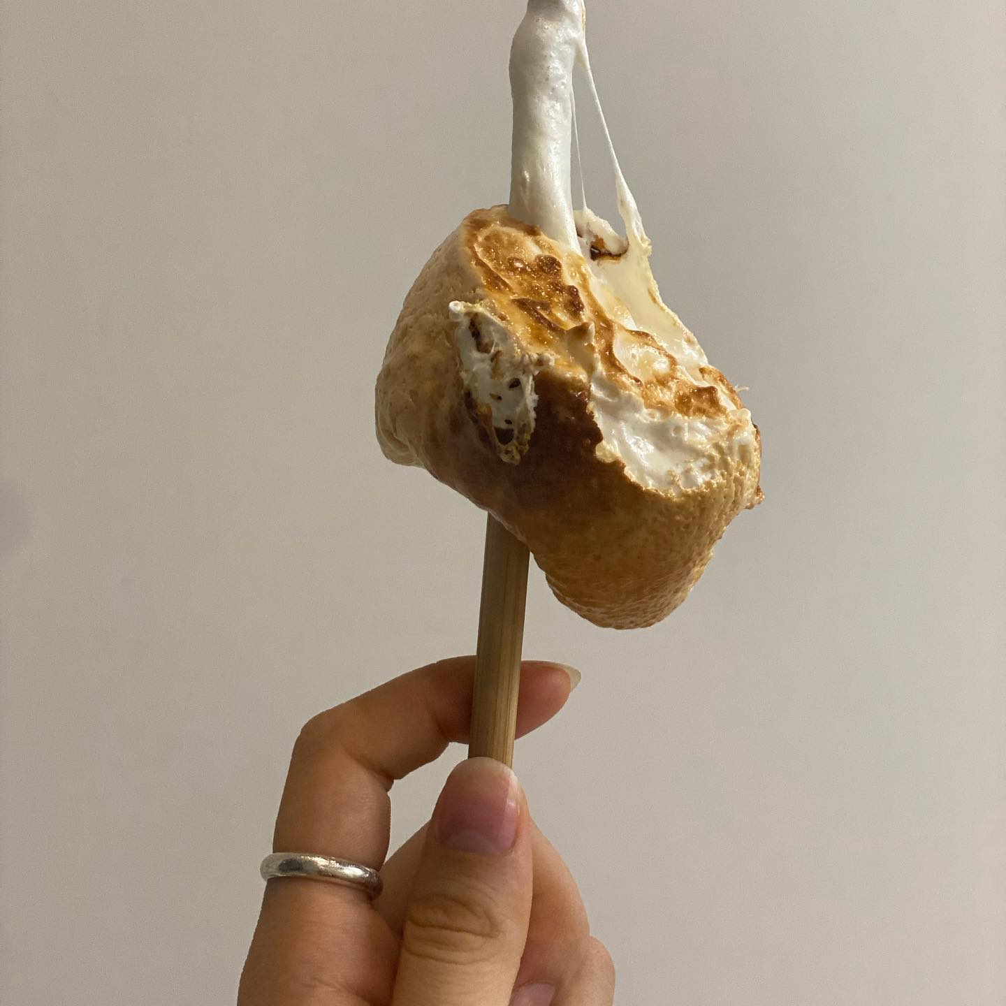 예측할 수 있는 것들이 있는 반면 전혀 예측없이 찾아오는 것들이 있다. 예를 들면 갑자기 걸려버리는 암같은 병이 그렇다.  누구보다 오래 체력을 길렀던 운동 선수 마저 이기기 힘든 걸 보면 암이란 게 참 무서운 병이긴 한가보다

근래에 접한 유명인들의 사망소식은 타인의 죽음에 민감한 나에게  또한번 많은 생각들을 가져다줬다.  모두가 더 나은 미래 를 기대하고 준비하지만 모두에게 보장되진 않는 다는 것이 참 허무하면서도 그렇기에 더더욱 매순간을 행복하게 보내야 겠다는 생각이 든다.

매 순간 아등바등 쫒기며 살지 않아야지. 
매 순간을 행복으로 채우도록 최선을 다해 노력해야지.
누군가에겐 무척이나 간절했을 오늘임을 잊지 말아야지.

사진은 좀 더 행복하려고 당근거래한 마시멜로우와 더 행복하려고 홈트를 했지만 지금 너무 땡기는 떡볶이