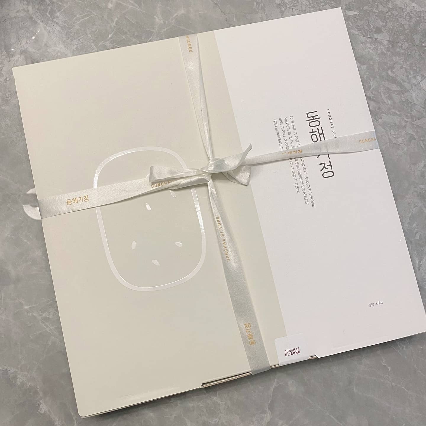 ⠀⠀⠀⠀⠀⠀⠀⠀⠀⠀⠀⠀⠀⠀⠀⠀ 
행부가 사다준 동해기정.
무야무야 이거 왜케 마싯는구야,, 🤍 
꽃은 행부가 엄마한테 선물한 꽃인뎅 
너모 예뽀쟈냐 💐
#가화만사성#행부채고 #우리햇님도채고 #동해기정