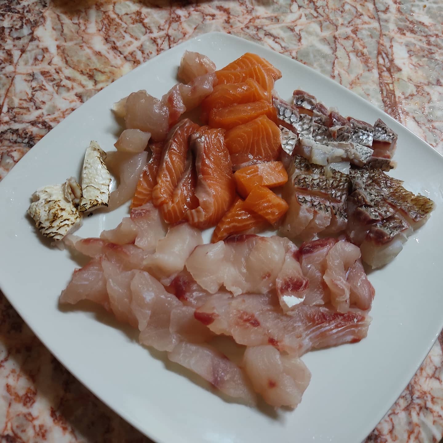 새벽 노량진 수산시장에서는 도매가로 수산물을 구할 수 있어요.

요즘 싸게싸게 먹기엔 숭어, 도미, 연어만한게 없죠 ㅎㅎ
키로당 2천원이라 만원어치 업어오고! 회뜨는 비용도 아까우니 직접 오로시를 떴어요.

숭어는 그냥 먹어도 쫄깃하고 맛있지만, 다시마로 곤부지메 숙성을 하면 감칠맛도 배면서 식감도 더 먹기 좋아져요.
도미는 껍질이 얇고 맛있으니 탈피를 안하고 히비끼와 유비끼 둘 다 했어요.
연어 뱃살은 기름기가 많아 토치로 불초밥을 하면 입안에서 녹는다는 식감이 참 좋아요.

#노량진 #수산시장 #새벽 #도매 #오로시 #꿀팁 #먹스타그램 #먹스타맞팔 #먹스타 #일상 # 일상스타그램 #♥