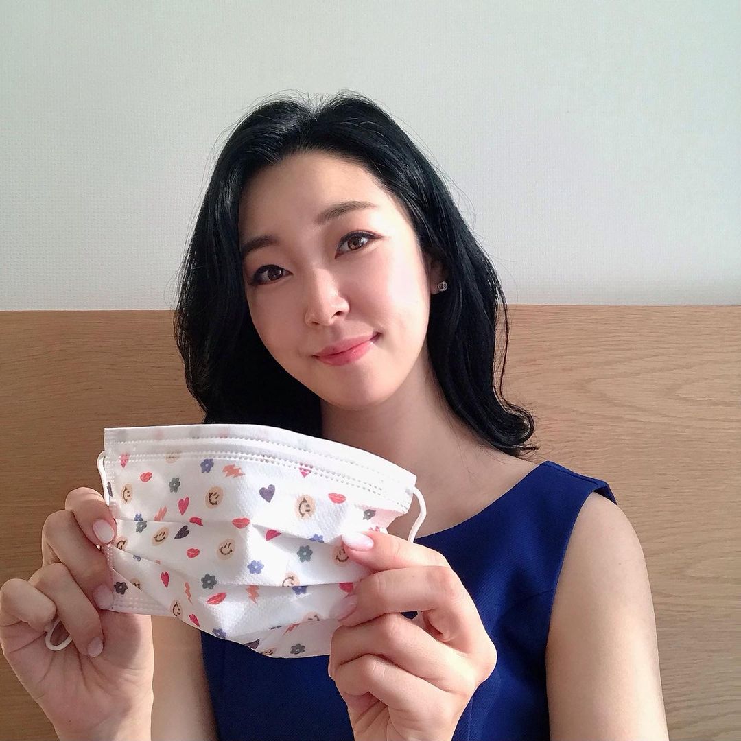 아나운서 김나현 on Instagram: “#협찬 이제는 디자인 마스크가 대세랍니다!❤️ 코디에 따라 매일 골라서 착용하는 코모도 디자인 마스크! 마스크 사용하면서 피부 자