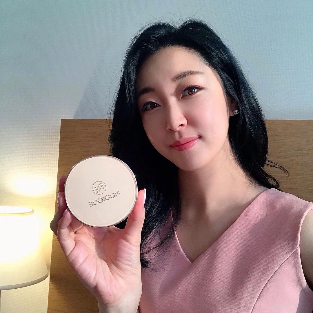 아나운서 김나현 on Instagram: “#협찬 누디크 순살쿠션의 반살팩트💗 반짝반짝 피부를 빛나게 해주어 반살 어려지게 보이는 팩트❗️ 저처럼 건성피부도 촉촉하게 보