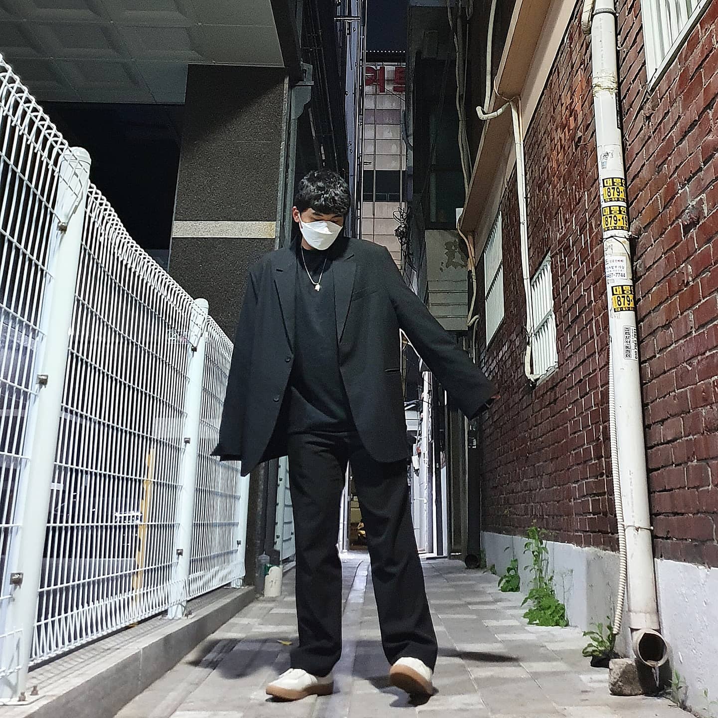 완전 오랜만,,,,😭😭
이것 저것 하는게 많다보니
사진찍을 시간도 없구,,,
스토리 올릴 시간도 없었네요,,,
그래도 열심히 시간 내서 
자주 찾아 오겠습니다🤪🤪
.
.
.
👕: #오버핏블레이저
👖: #세미와이드슬랙스 
👟: #독일군스니커즈 
.
.
.
#독일군코디 #남자포멀룩 #검정셋업 #포멀룩 #캐주얼룩 #오버핏정장 #올블랙패션 #오랜만에데일리룩