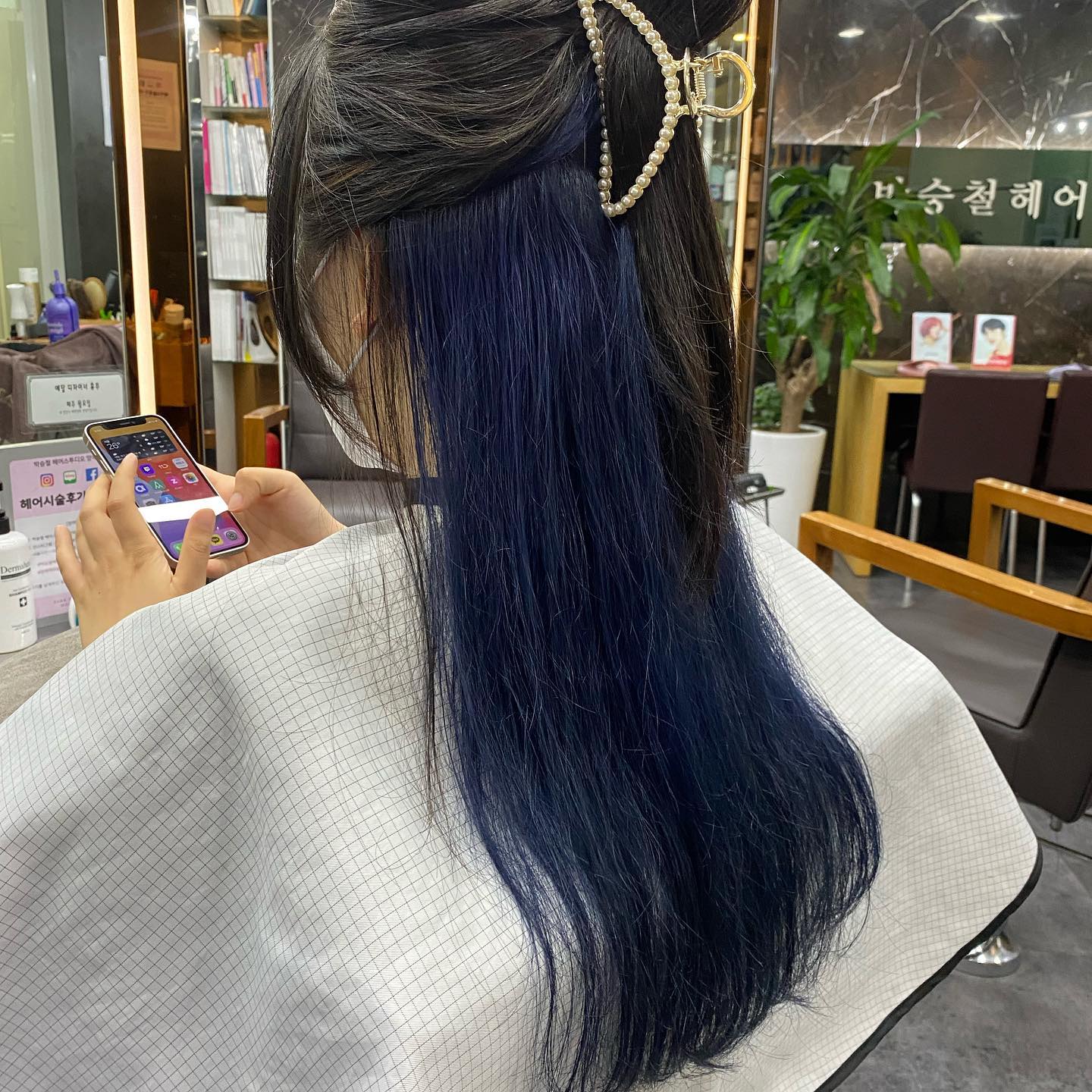 #시크릿투톤 #미드나잇블루 #블루염색 #bluehair

✨안될거같은데...라는 고민은 그만!
 상담 후 제일 좋은 방향과 플랜을 고민하고 결정😊
✨고객님의 맘과 의견을 적극 반영 후 시술 진행 한답니다! 솔직 담백한 상담이 필요하다면 무조건 예담쌤😁
✨ 현재 많은 이벤트 진행 중이니 편하게 #dm 문의 해주세요❣️