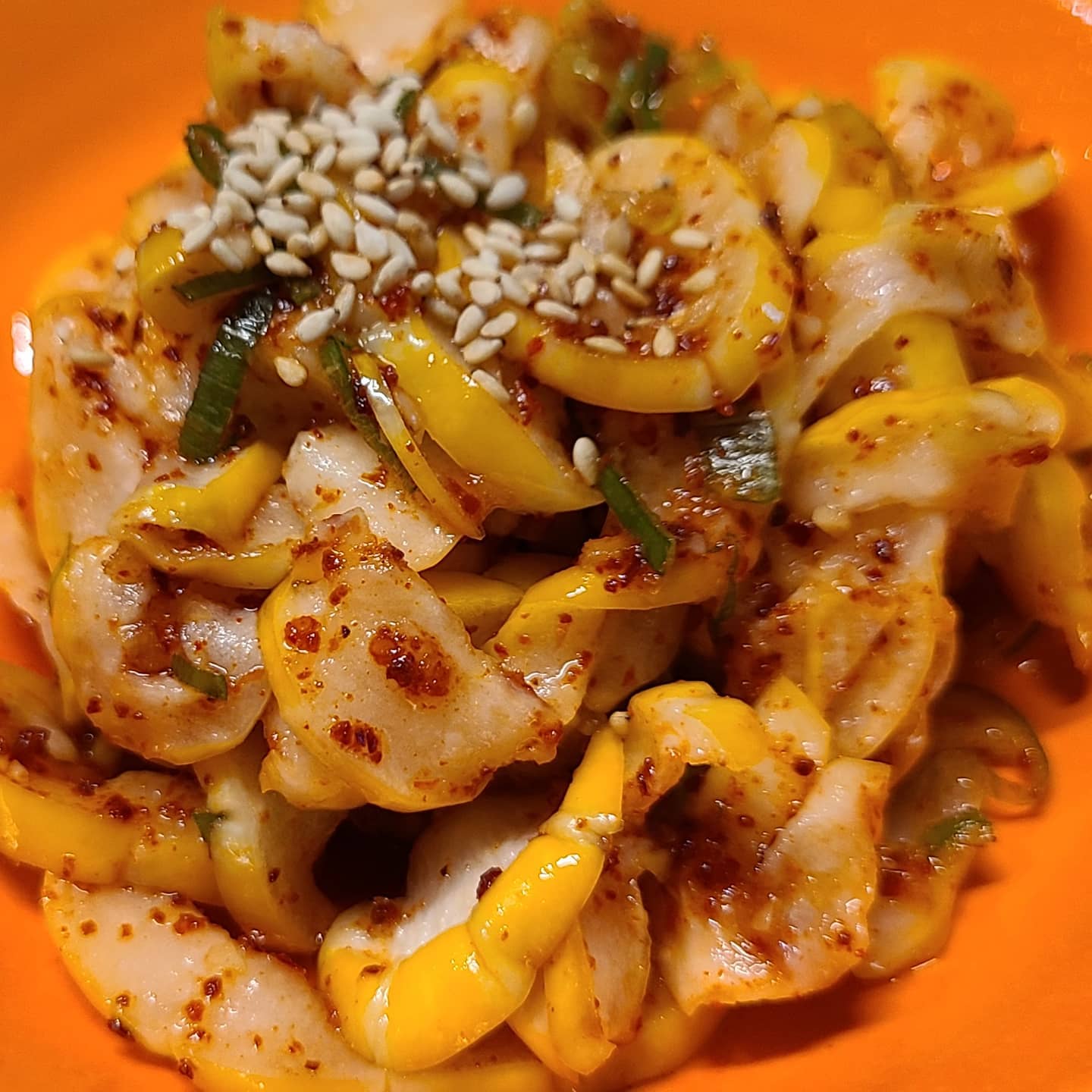 #참외장아찌

오이장아찌에 이어 참외장아찌
청참외로 담으면 좋지만
노란참외 작은 걸로 담았어요.
다진 파, 마늘에 고춧가루, 참기름 넣고 조물조물
찬물에 밥🍚 말아 한 그릇🥣 뚝딱

#장아찌 #참외장아찌 #참외장아찌무침