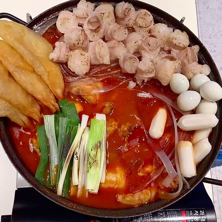 #협찬 maeunzip_magoknaru 
Day 102. /내 생애 첫 곱도리탕 🥰

❤저번 이팅데이때는 마곡나루역에 있는 곱도리탕 집인 '매운집'을 다녀왔어요!! 어느 순간에인가 곱도리탕 집이 많이 생겼는데 한번도 못가봐서 너무 들뜨더라구요 ㅎㅎ

🧡미리 네이버로 리뷰 사진를 보니 양도 엄청나서 마음의 준비를 하고 미리 밥도 대충 먹고 거의 굶은 상태로 갔어요! 아주 큰 상가 안쪽에 라운드 형식으로 매장이 있었고 통유리라 매장안의 인테리어와 분위기, 깔끔함이 들어가기 전부터 보였어요.

💛매장 의자와 식탁도 깔끔한 화이트앤 블랙 톤이였고 먹는 입장을 배려하신건지 편하면서도 인스타 감성을 놓지 않는 의자더라구요! 들어가서 기다린 후 음식을 주문하고 사이드가 먼저 제공되었는데 계란밥이 아주.. 군침이 돌더라구요! 넙적당면, 치즈떡, 메추리알, 계란밥은 무료제공이더라구요!!

💚그리고 인터넷에서만 보다가 실제 나온 양을 보니... 꿀꺽 다 먹을 수 있을까 싶더라구요. 고객들이 양을 한눈에 볼수 있게음 이쁘게 올려서 데코해서 주세요!

💙곱창이 딱봐도 깔끔하고 곱들도 잘 제거된 상태로 보였는데 역시 맛도 생각 그대로 너무 맛있고 쫄깃쫄깃했어요. 그리구 닭도 꽤나 큰 호수를 쓰시나 보더라구요! 모든 재료에 국물간이 잘 배여서 맛있었어요.

💜야끼만두는 꼭 추가하셔야 합니다.. 이 식감과 맛을 어떻게 표현을 못하겠는데 화룡정점이더라구요 ㅠㅠ 만두 먹으러 갈수도 있을만한 맛!! 참고로 제가 시킨 건 1단계인데 이것도 꽤나 매우니 매운거 못드시면 무조건 1단계!! 추천드려요.

🤍마지막에 우동사리도 추가해서 먹었는데 이것두 필수!! 그리구 양은 역시나 엄청나게 많아서 대식가인 남자친구와 함께였지만 좀 많이 남기고 왔답니다.. 포장하고 싶은 마음을 꾹 눌러두고 왔어요 ㅠㅠ 딱 3인 추천드려요!! 곱도리탕이 먹고싶거나 마곡나루 방문계획 있으시면 꼭 추천드립니다!!

#마곡맛집 #마곡나루맛집 #마곡나루역맛집 #마곡밥집 #마곡접심 #마곡동맛집 #곱도리탕맛집 #매운집 #마곡매운집 #스토리앤체험단 #스토리앤 #곱도리탕 #닭도리탕#닭볶음탕 #맛집 #맛집스타그램 #맛집추천 #소통 #먹방 #먹스타그램 #먹부림 #먹스타 #맛스타그램 #맛집추천
